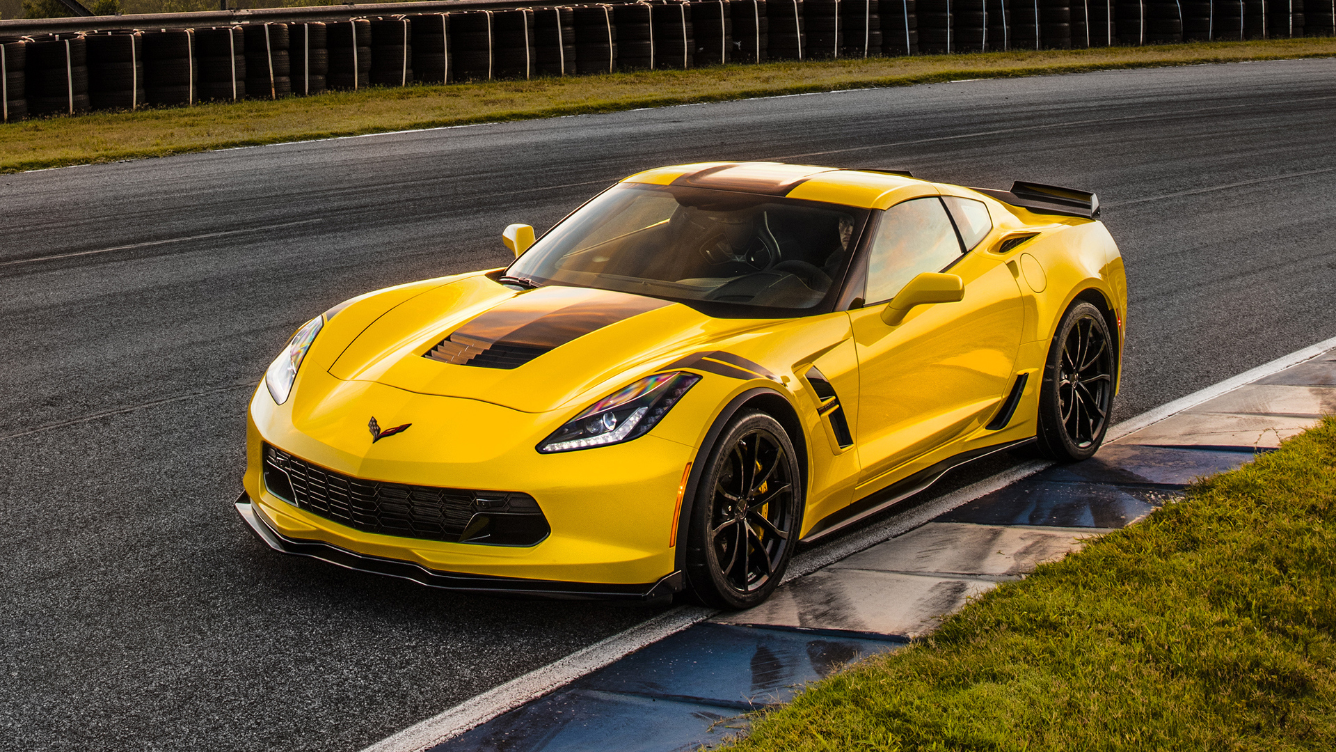 Желтый Chevrolet Corvette Grand Sport 2017 года 
