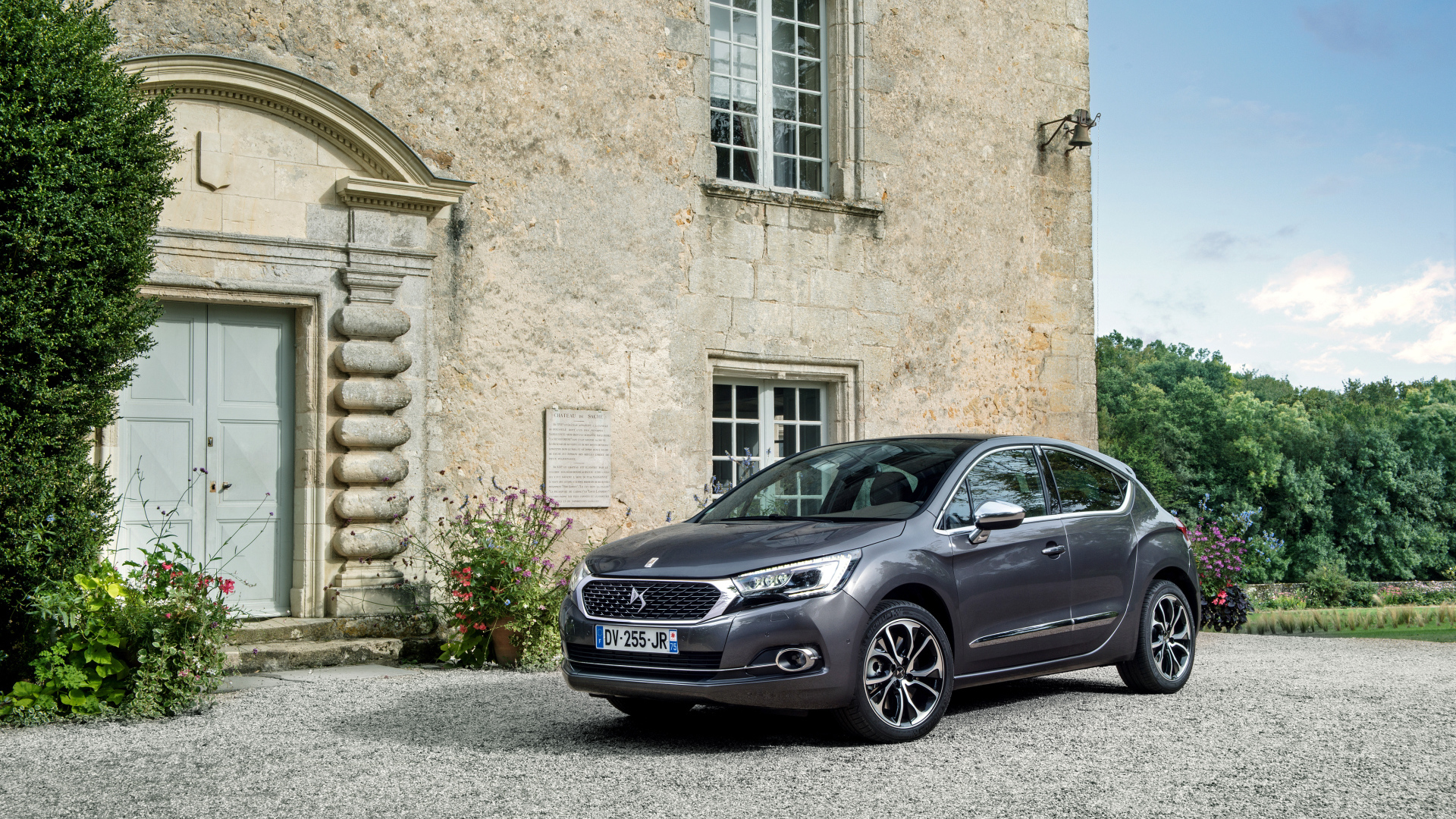 Серебристый автомобиль Citroen DS4 у дома 