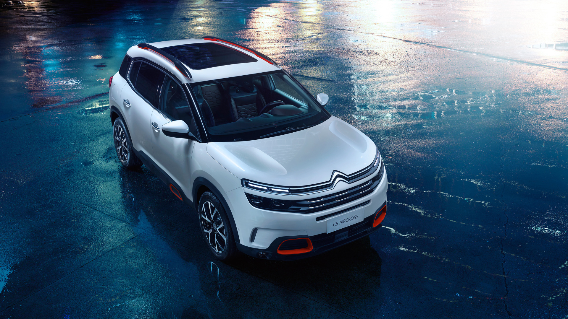 Серебристый кроссовер Citroen C5 Aircross на мокром асфальте