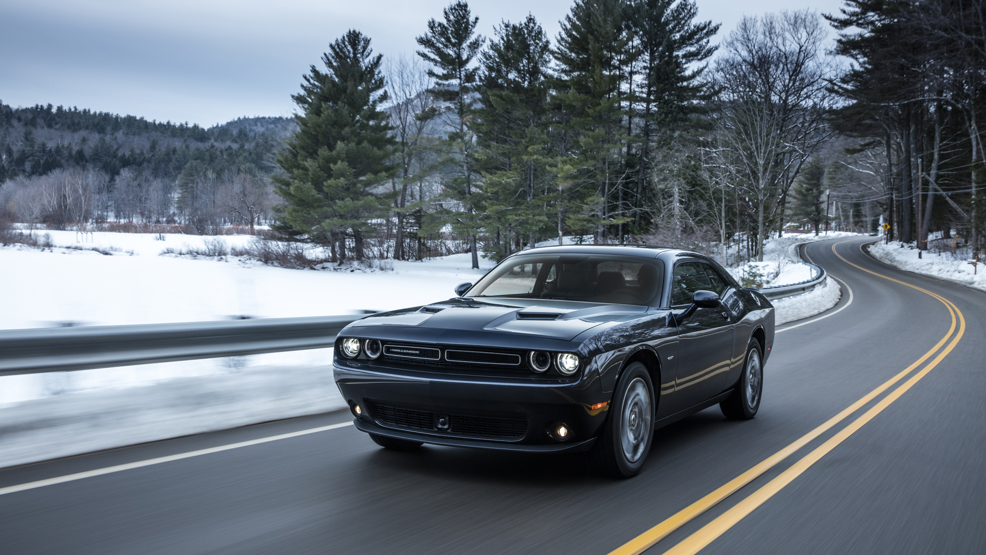 Черный автомобиль Dodge Challenger GT AWD, 2017 на трассе 