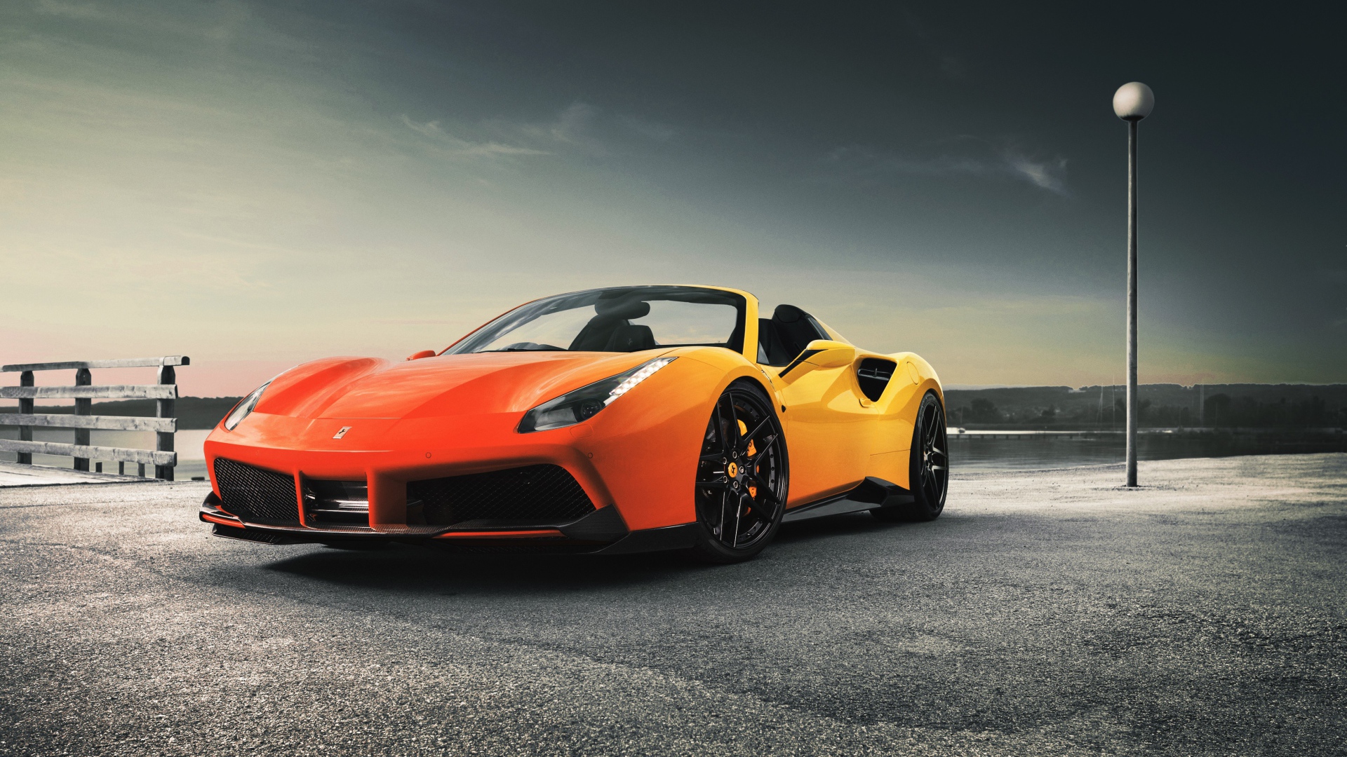 Оранжевый спорткар Ferrari 488 Spider 