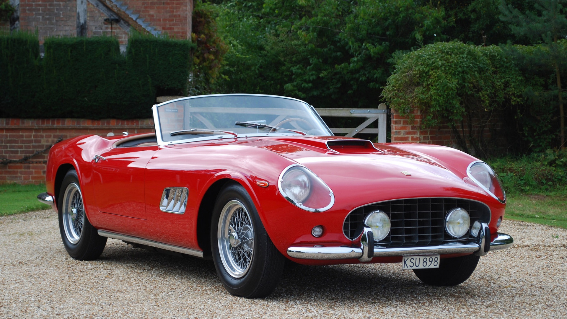 Ретро автомобиль кабриолет красного цвета Ferrari 250 Gt 