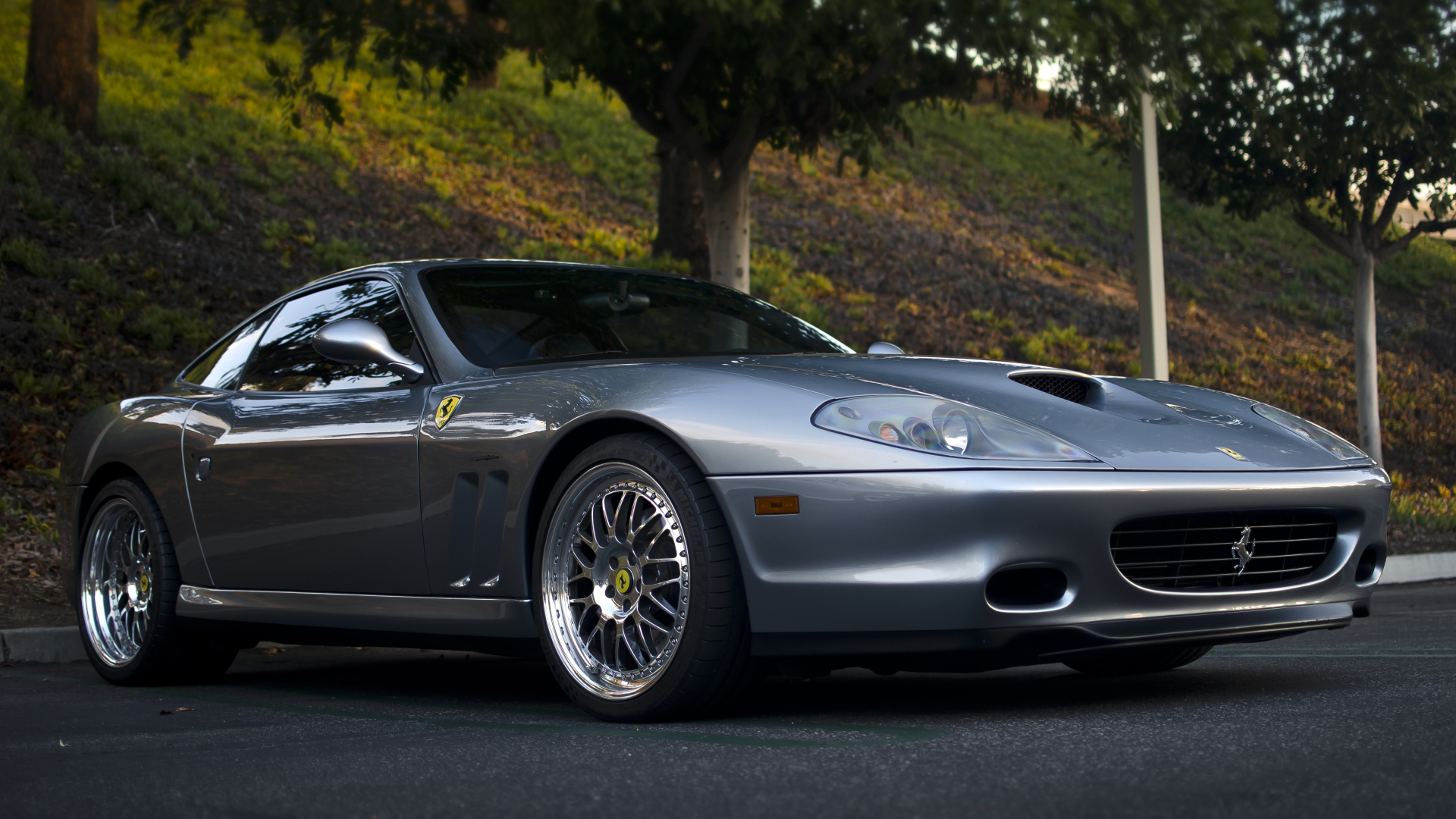 Серебристый автомобиль Ferrari 575M Maranello 
