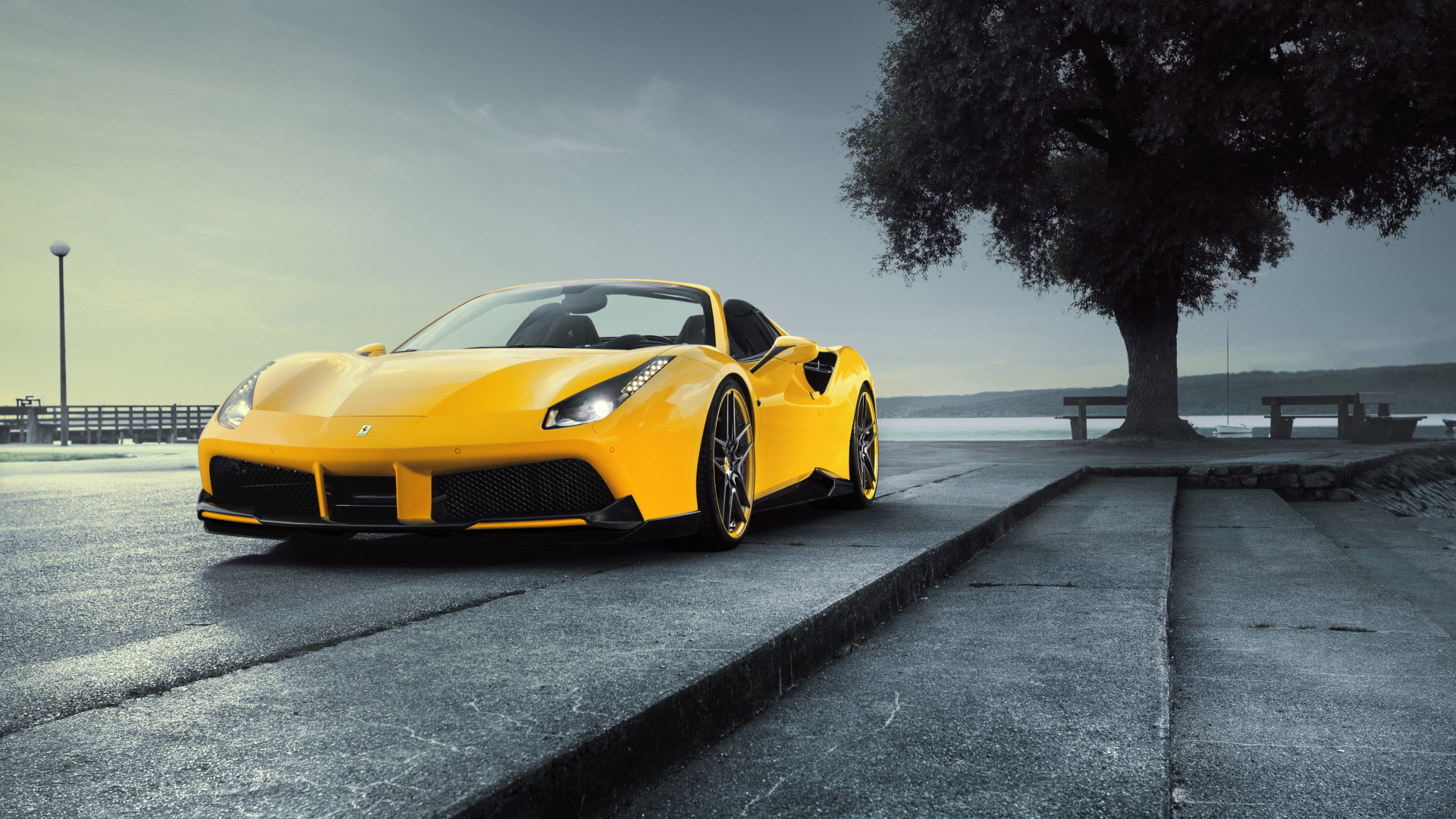 Желтый спортивный автомобиль Ferrari Spider Rosso Novitec 488 