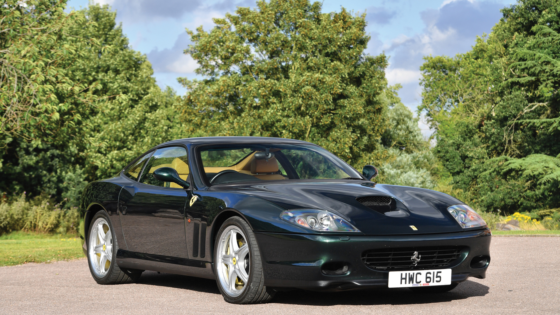 Быстрый черный автомобиль Ferrari 575M Maranello 