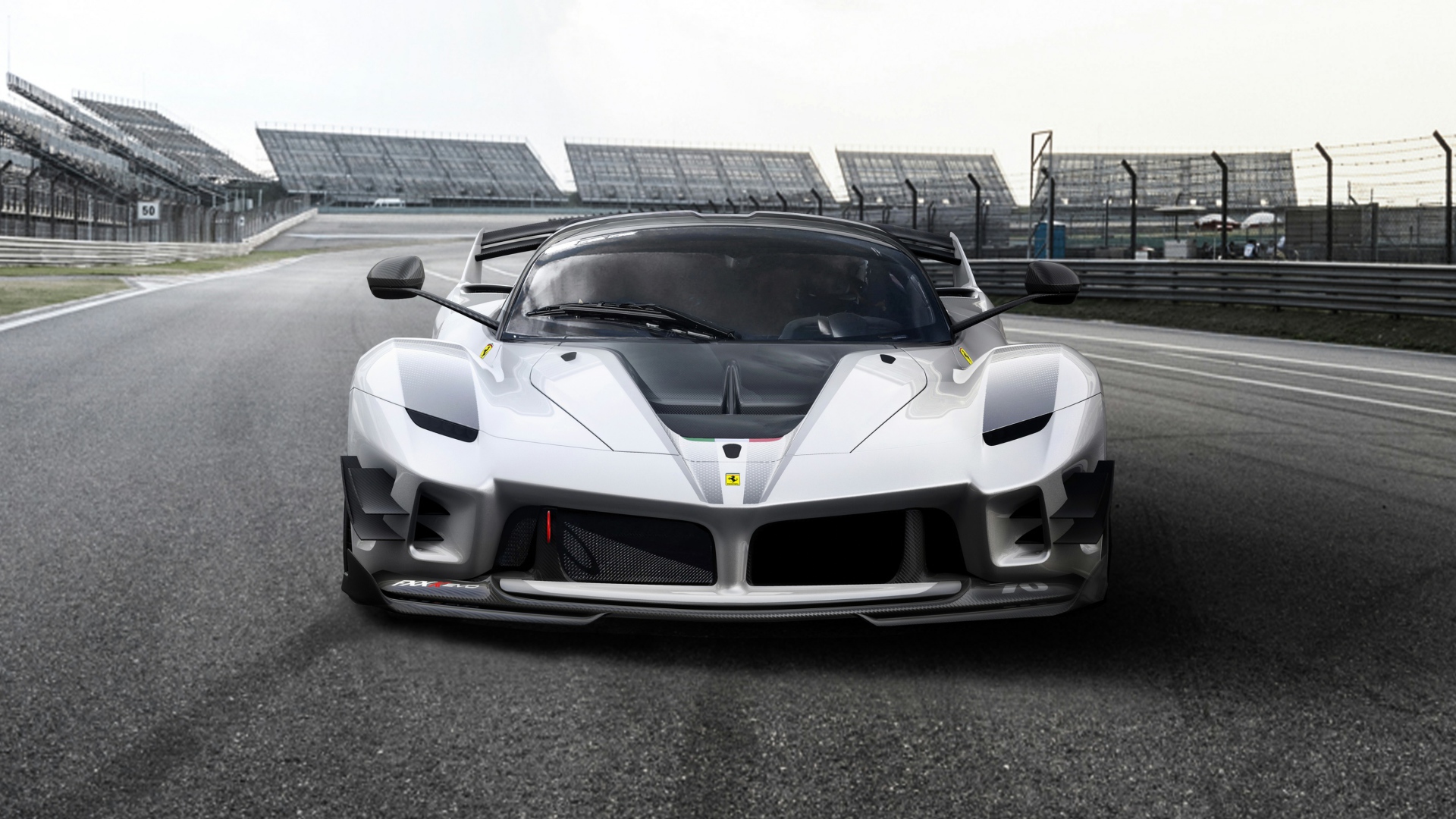 Гоночный автомобиль  Ferrari FXX-K Evo, 2018 на трассе