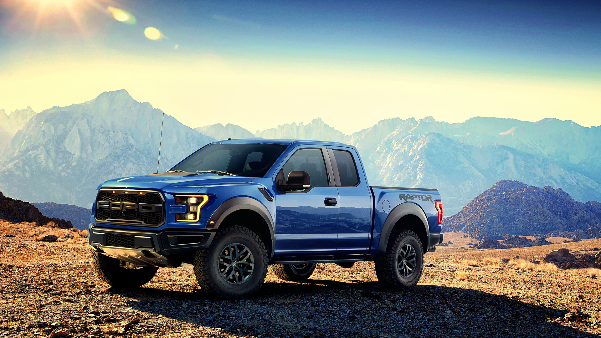 Синий пикап  Ford F-150 Raptor, 2017 на фоне гор 