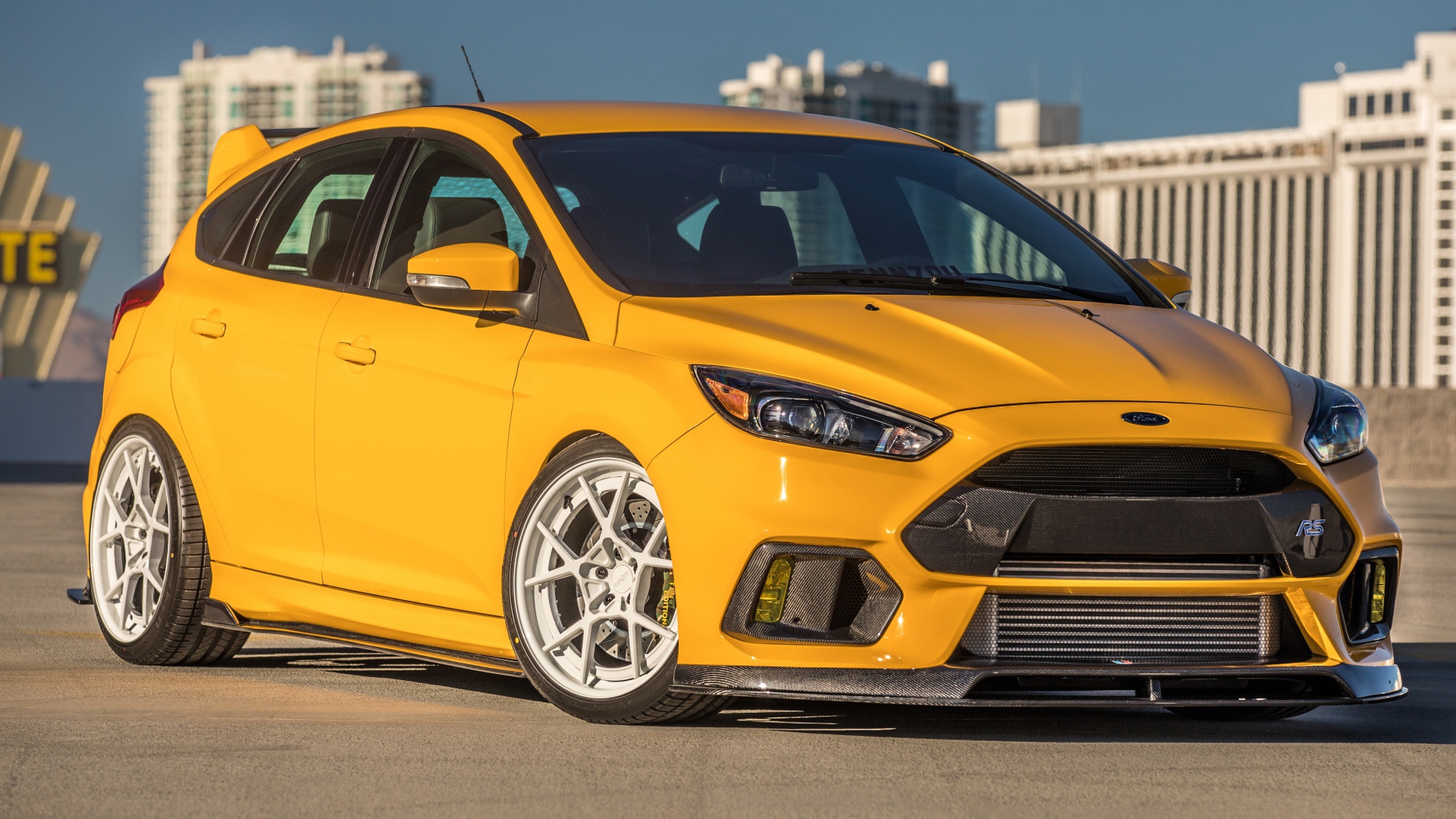 Оранжевый автомобиль Ford Focus RS
