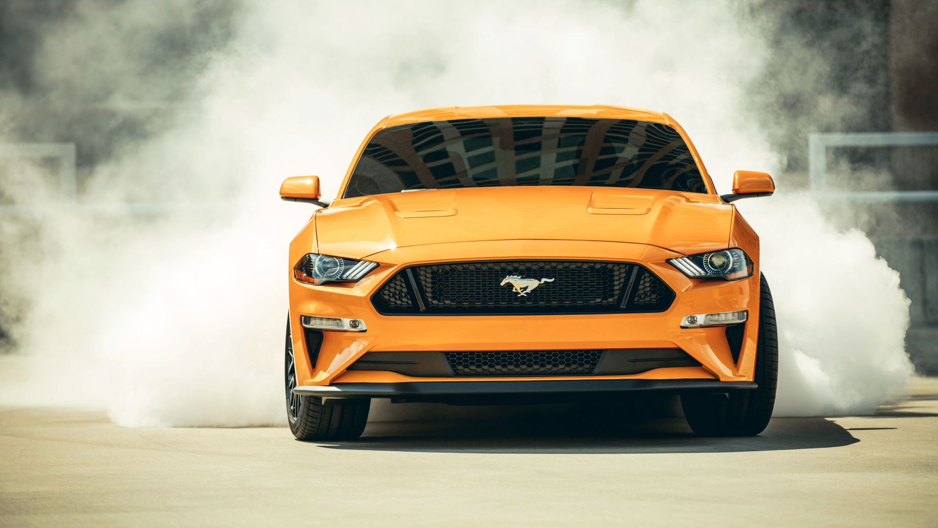 Оранжевый автомобиль Ford Mustang, 2018 вид спереди