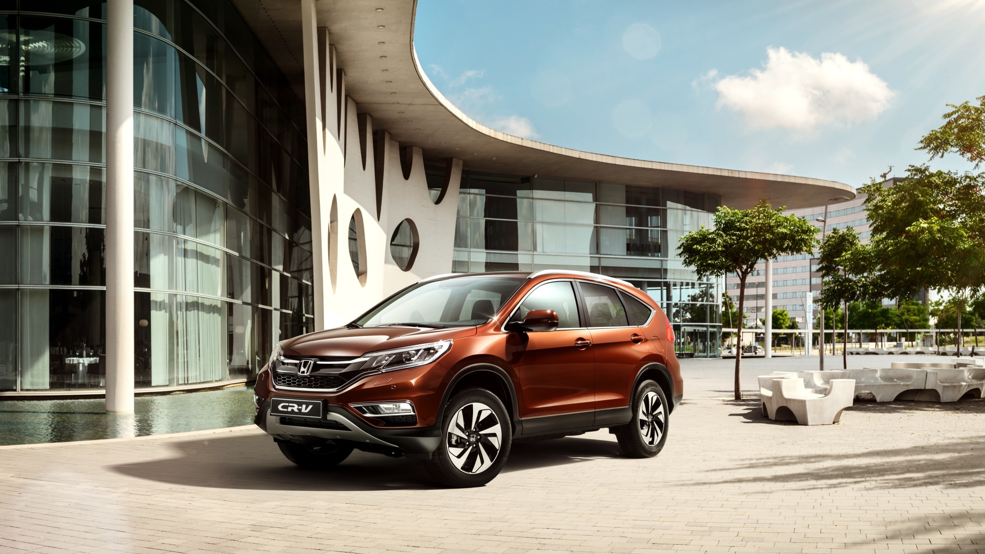 Внедорожник Honda CR-V на фоне здания 