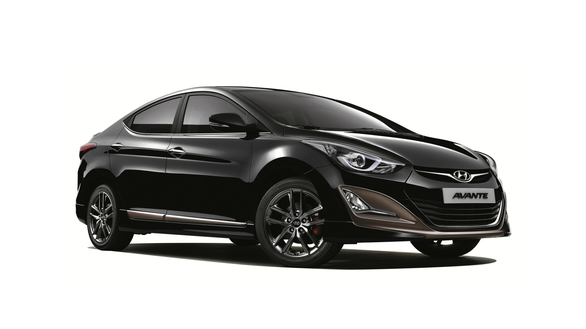 Черный автомобиль Hyundai Elantra на белом фоне