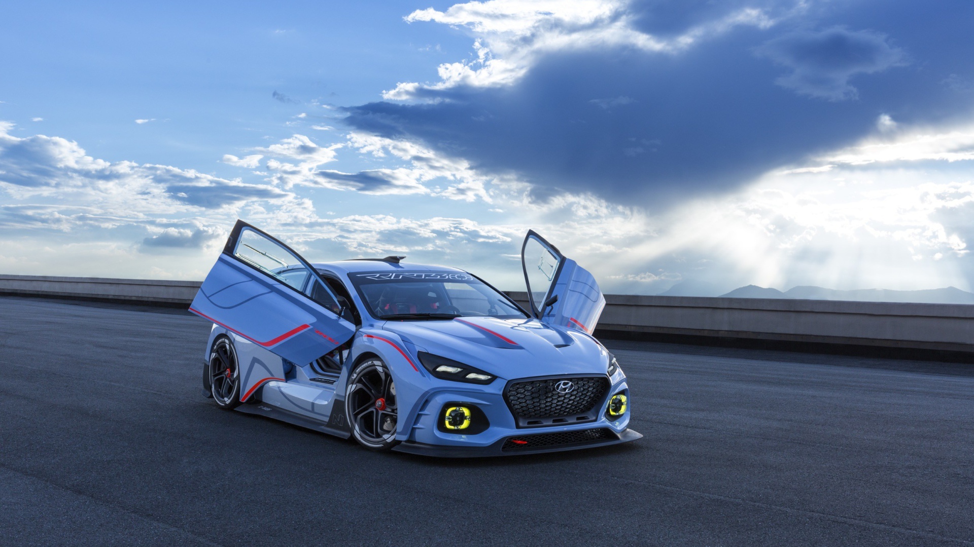 Автомобиль Hyundai RN30 с открытыми дверями на фоне неба 