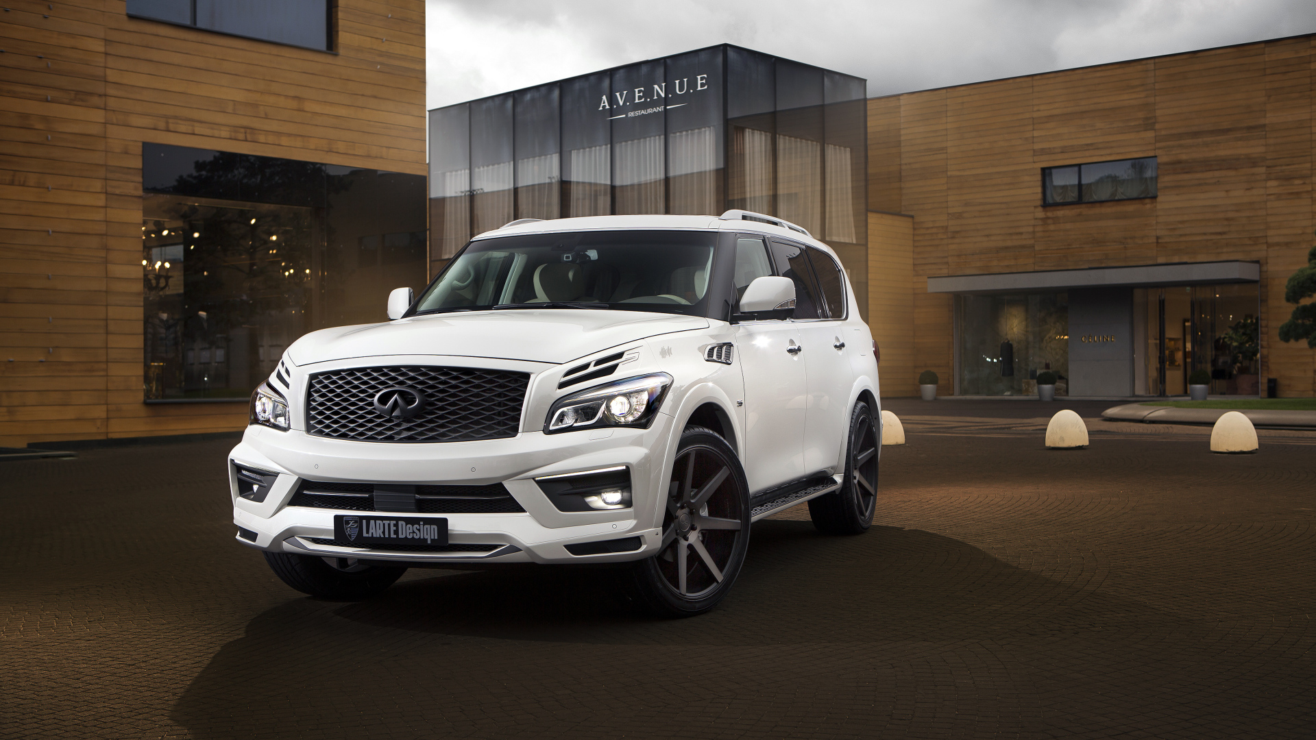Белый стильный автомобиль  Infiniti QX80