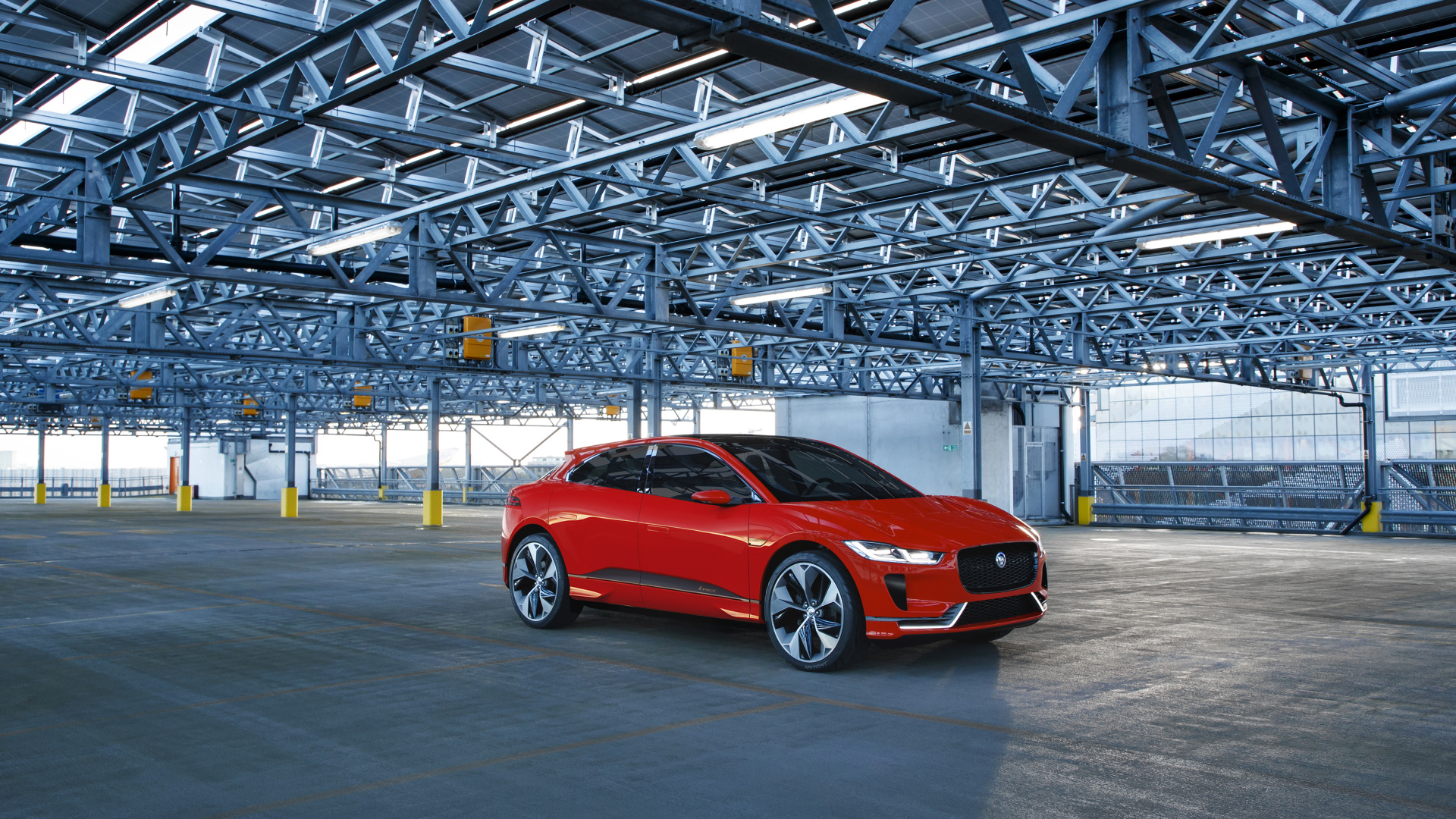 Красный автомобиль Jaguar I-Pace на стоянке 