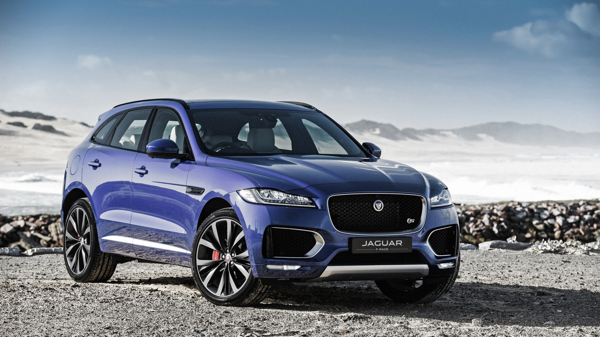 Спортивный кроссовер  Jaguar F-PACE, 2017 синего цвета 