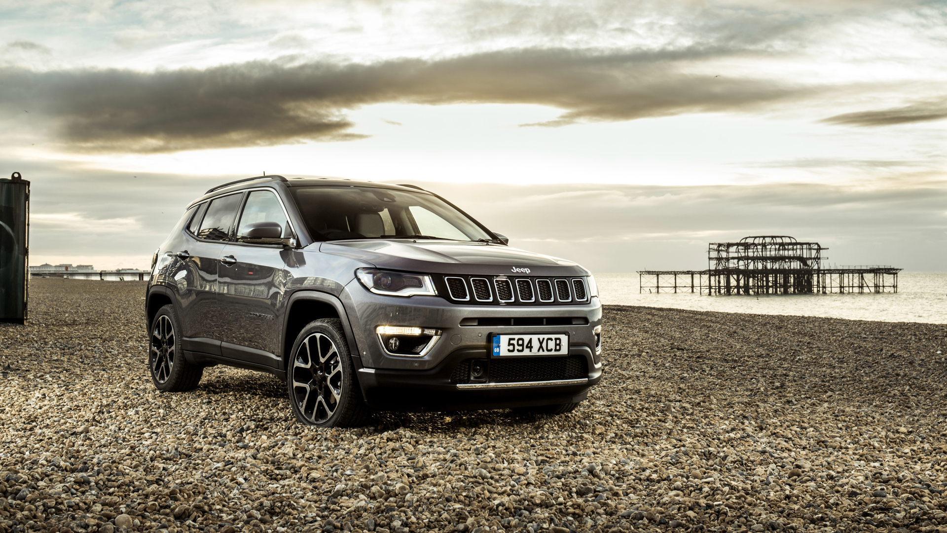 Внедорожник Jeep Compass Limited, 2018 на фоне неба