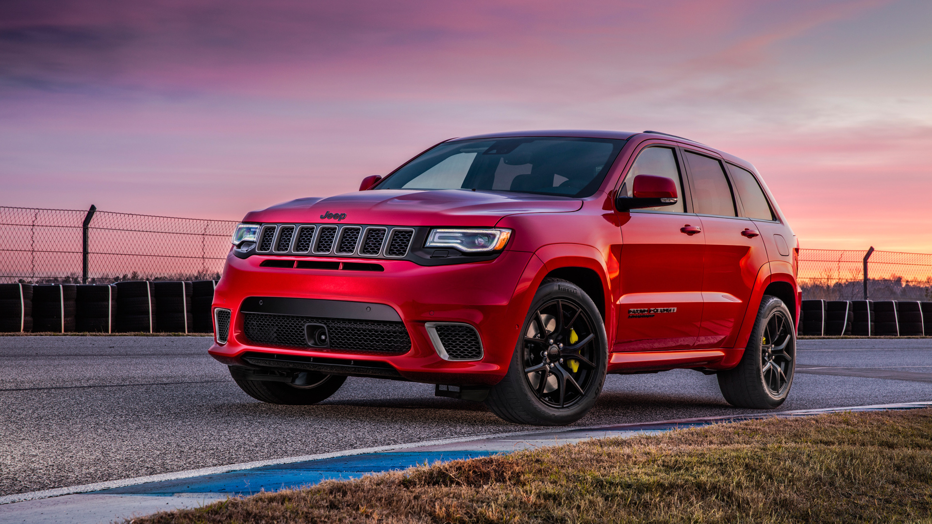 Красный автомобиль  Jeep Grand Cherokee Trackhawk, 2018 