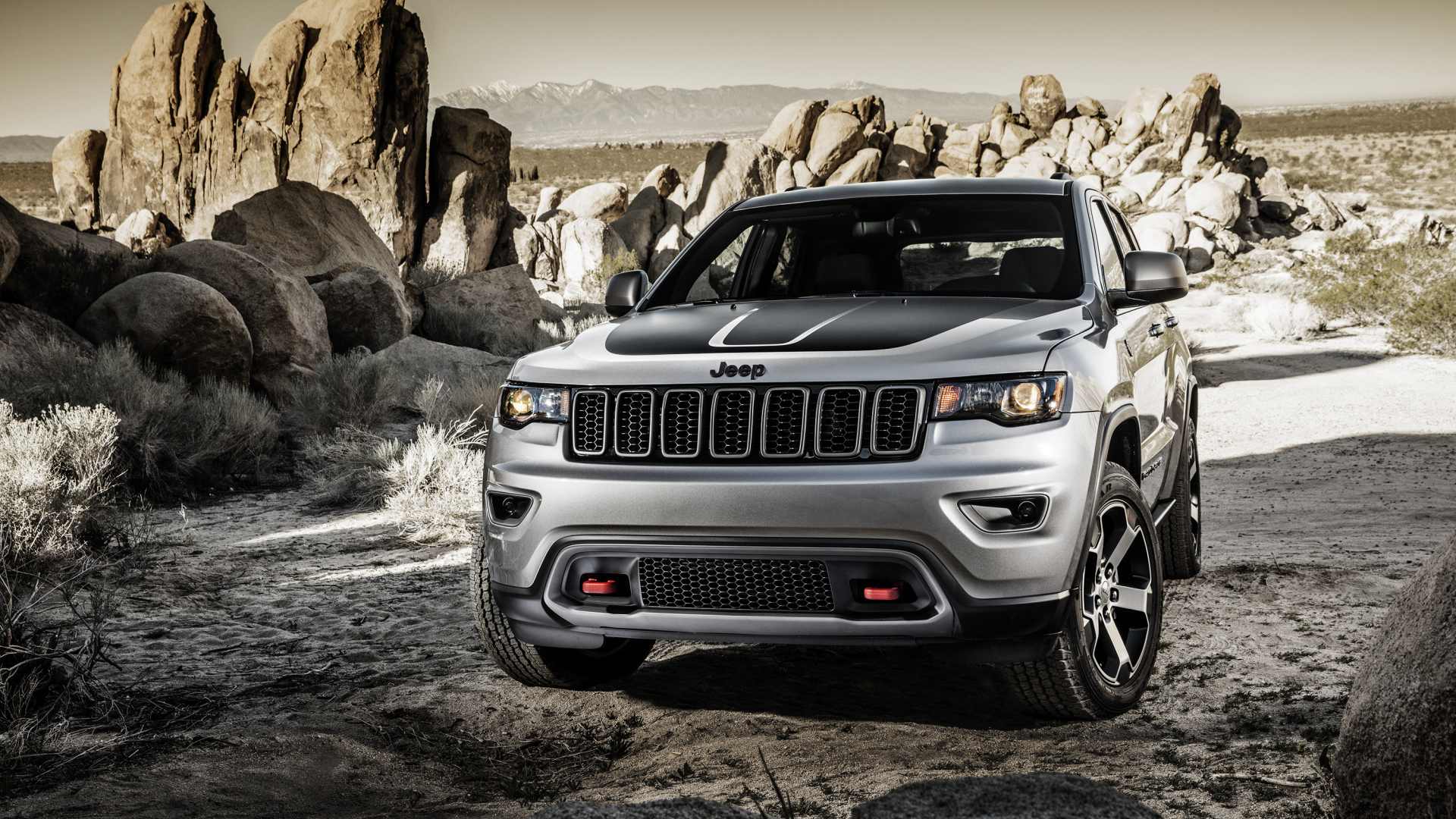 Серебристый внедорожник  Jeep Grand Cherokee