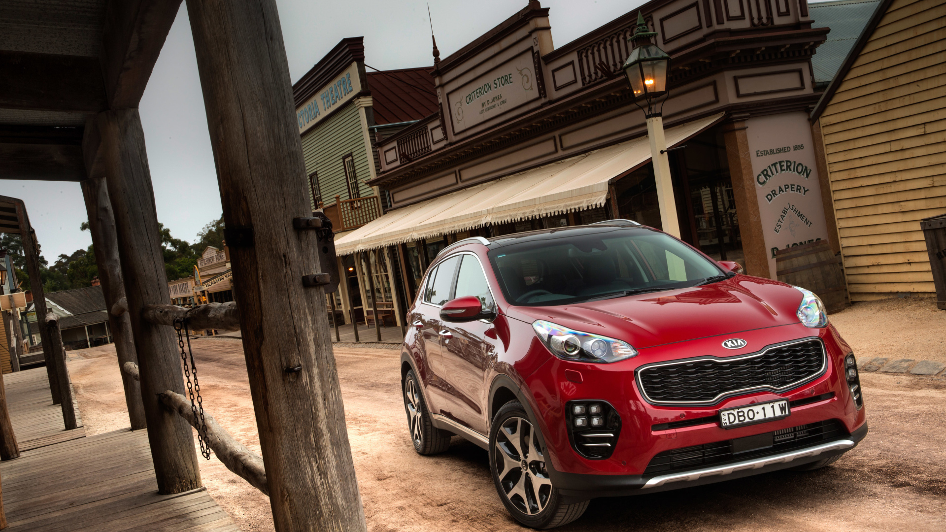 Красный внедорожник  Kia Sportage