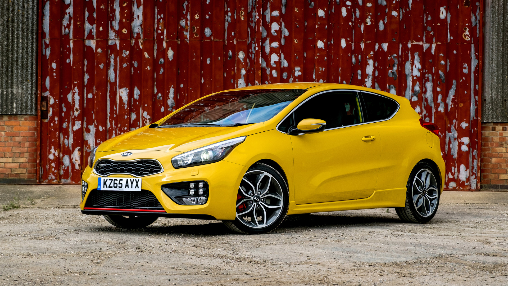 Желтый автомобиль Kia Ceed 