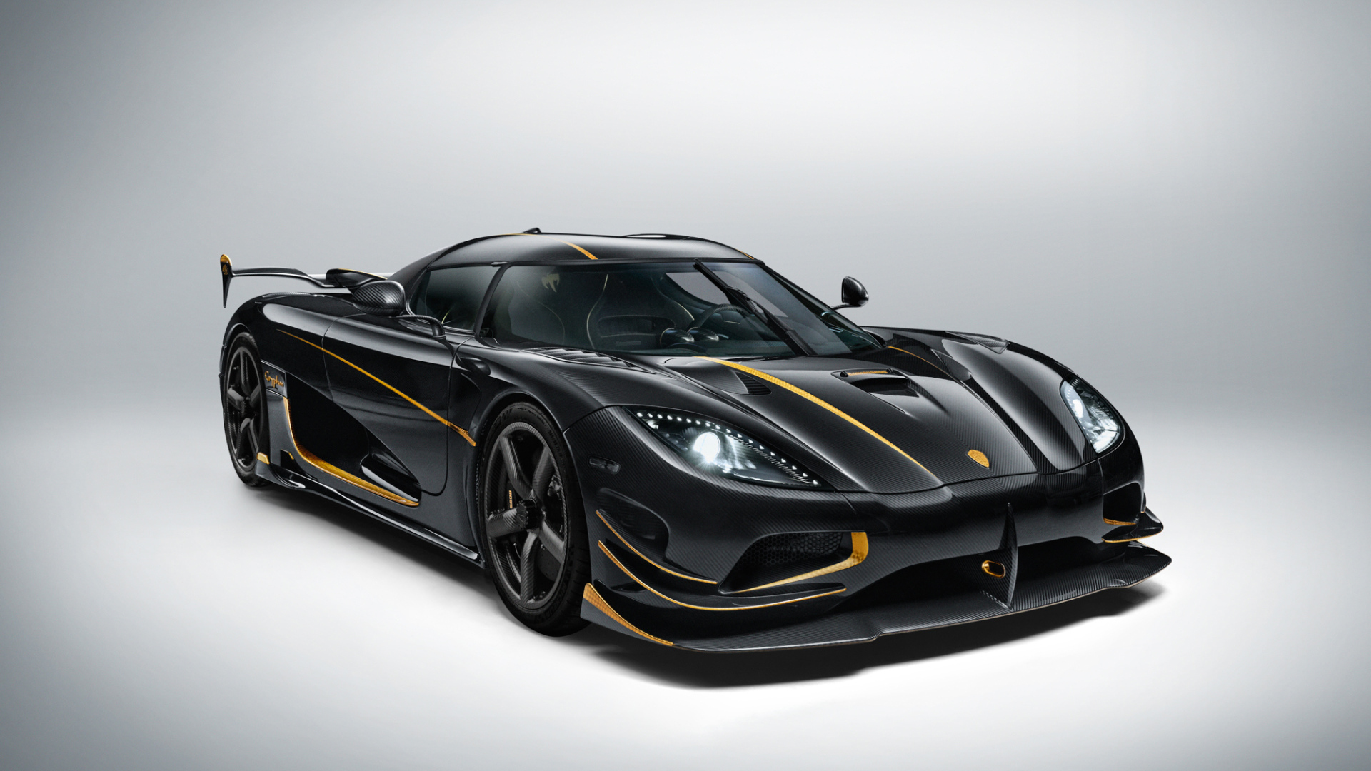 Черный спорткар  Koenigsegg Agera RS Gryphon на сером фоне 