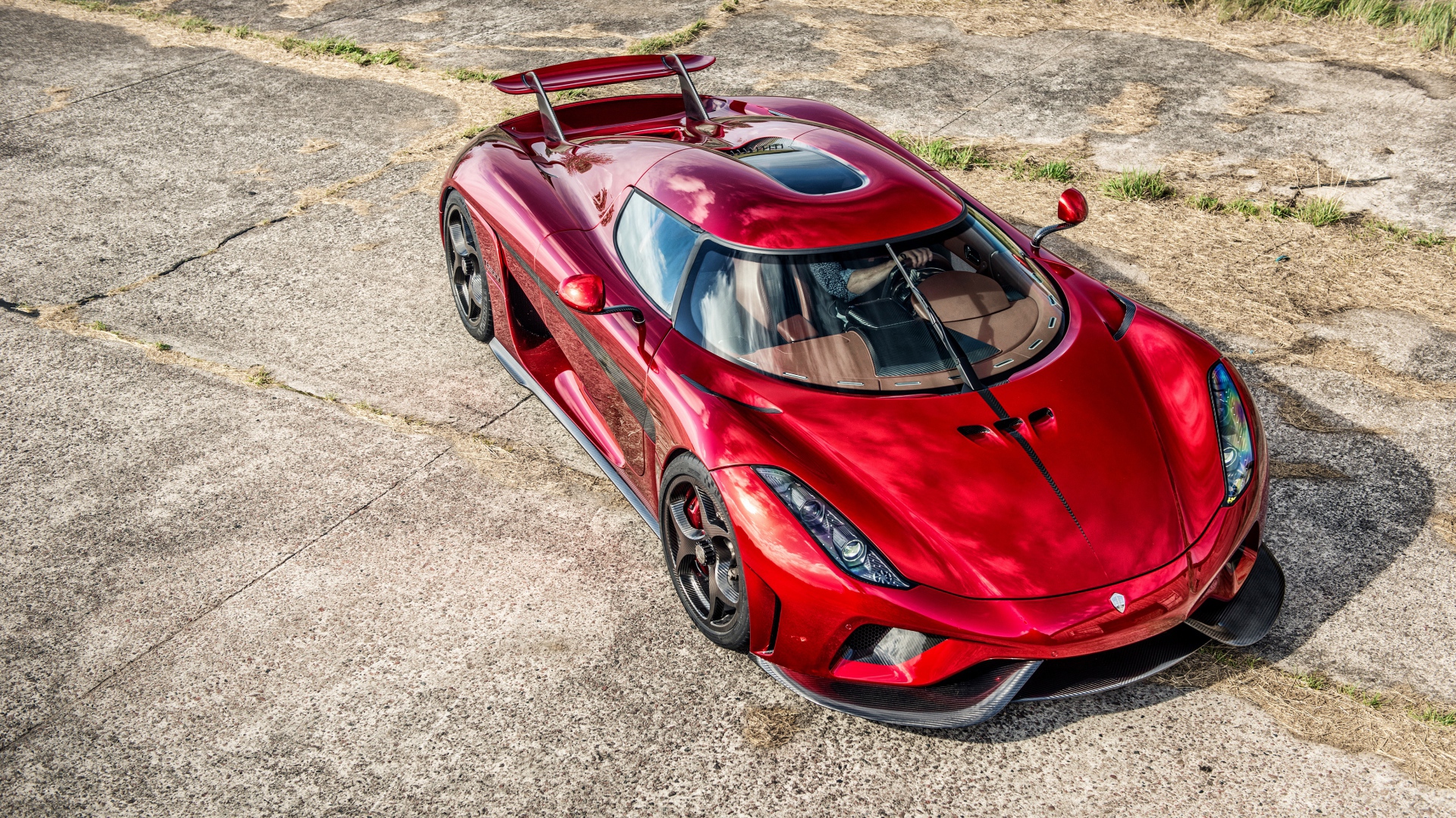 Красный спортивный автомобиль Koenigsegg Regera вид сверху