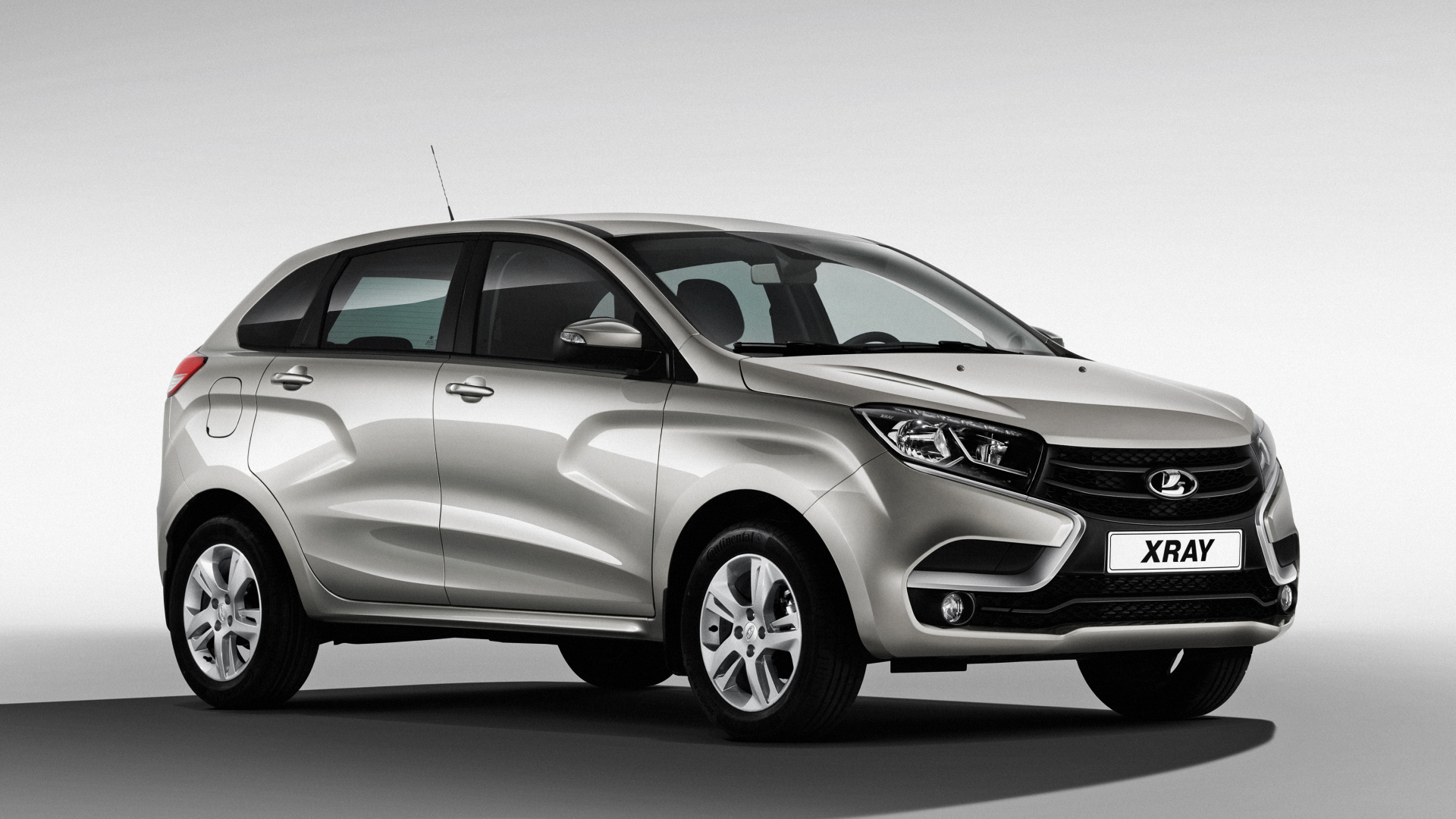 Серый российский автомобиль Лада XRAY