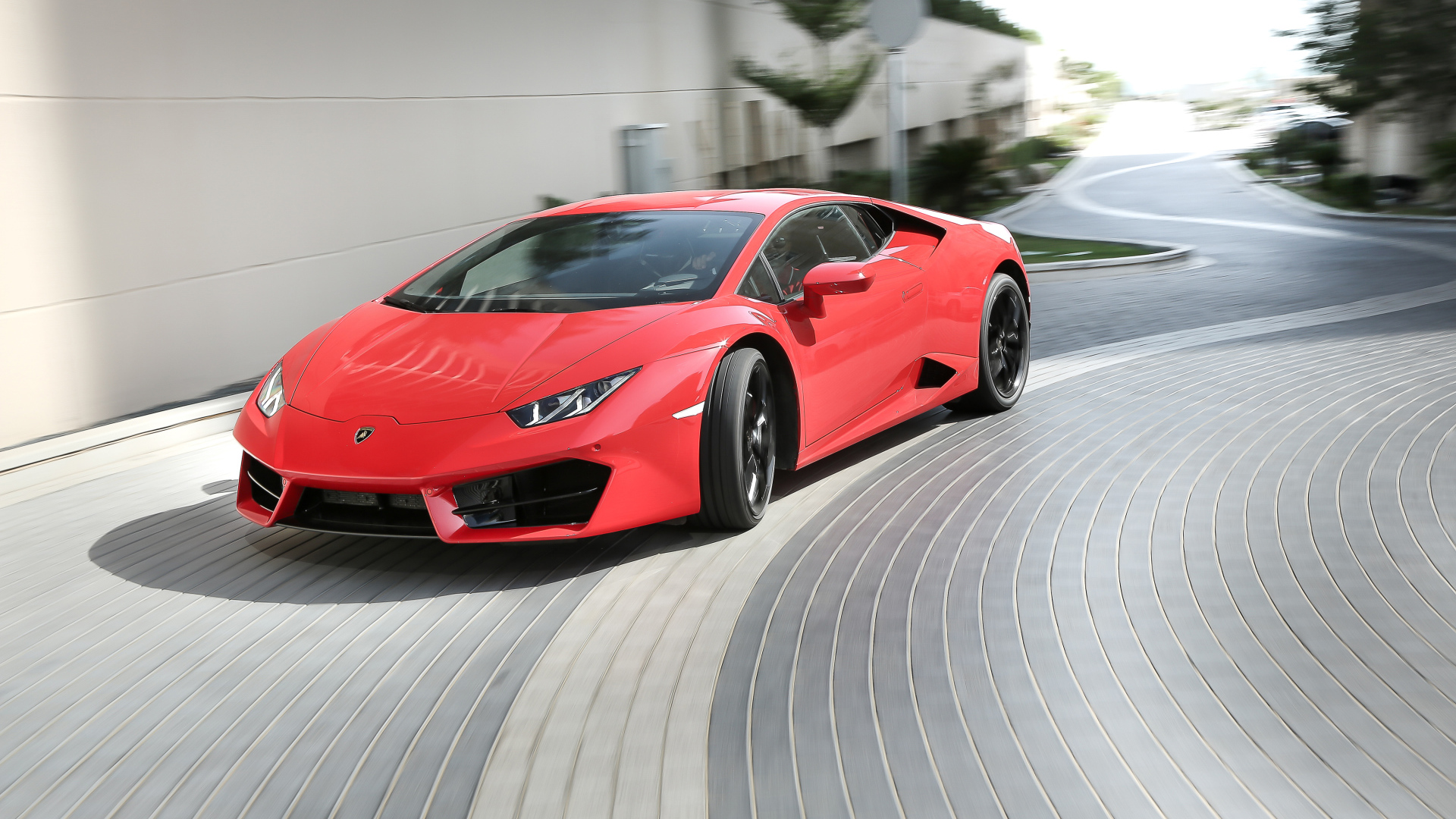 Красный спортивный автомобиль Lamborghini Huracan LP 580-2