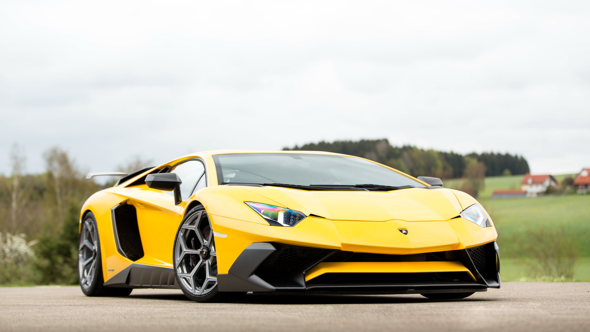 Желтый быстрый автомобиль Lamborghini Aventador Novitec Torado LP 750-4