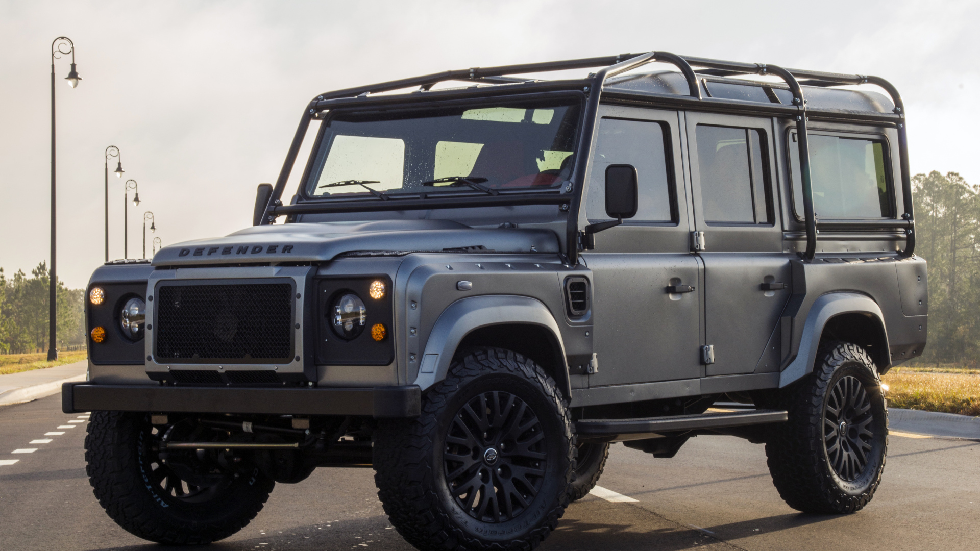 Серый автомобиль Land Rover East Coast Defender Urban Assault, 2017