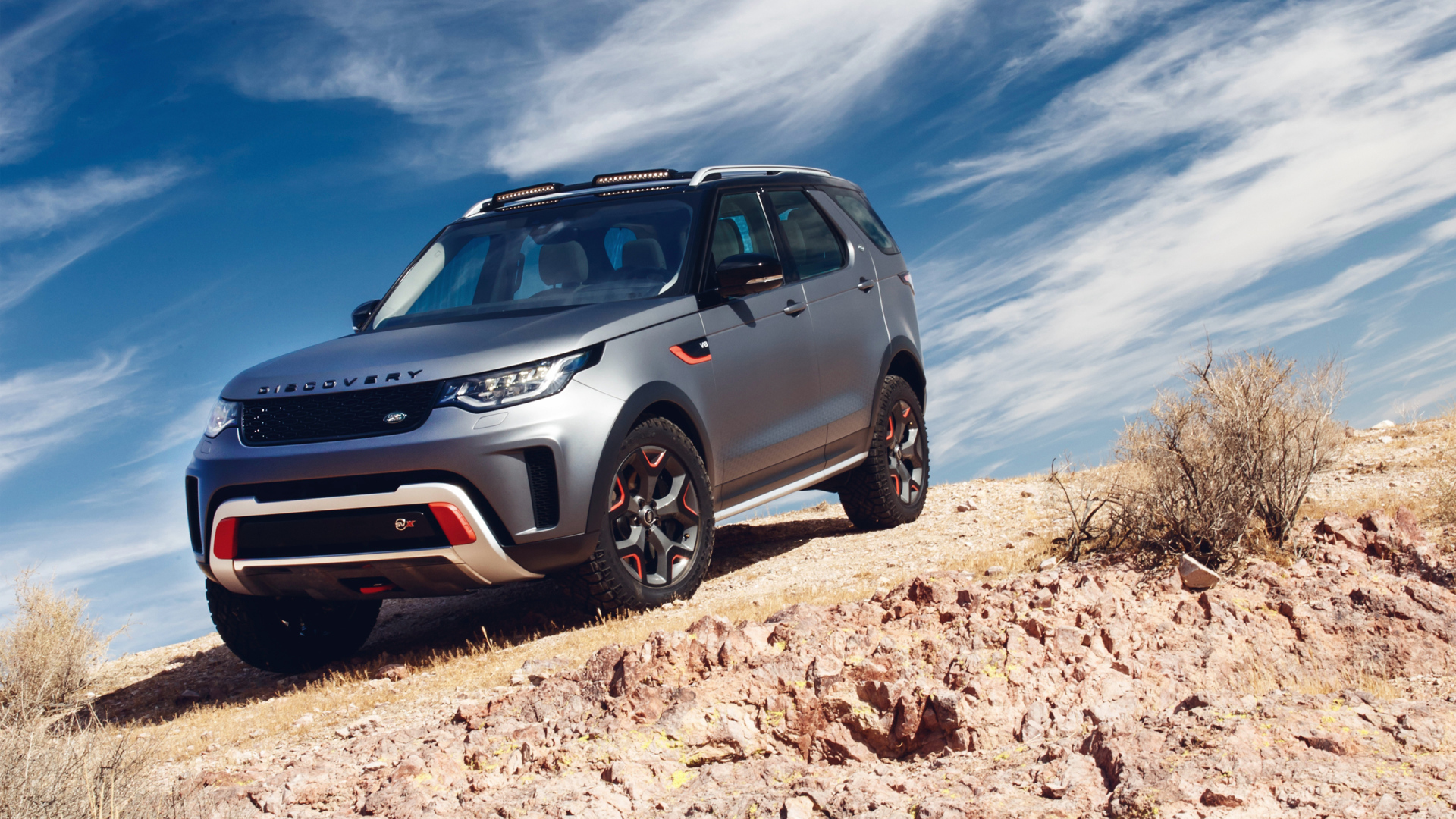 Серебристый внедорожник Land Rover Discovery SVX 2, 2018 на фоне неба