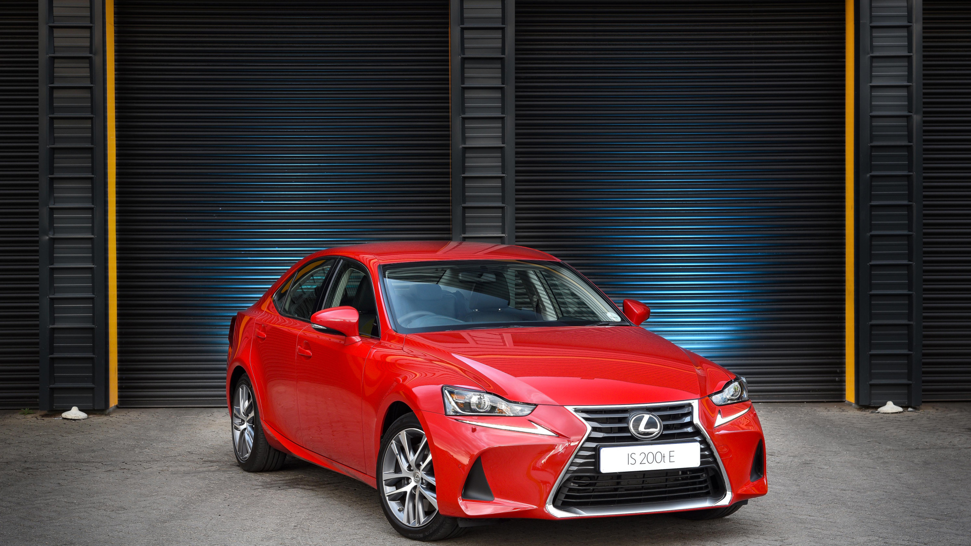 Красный автомобиль Lexus  IS 200t в гараже