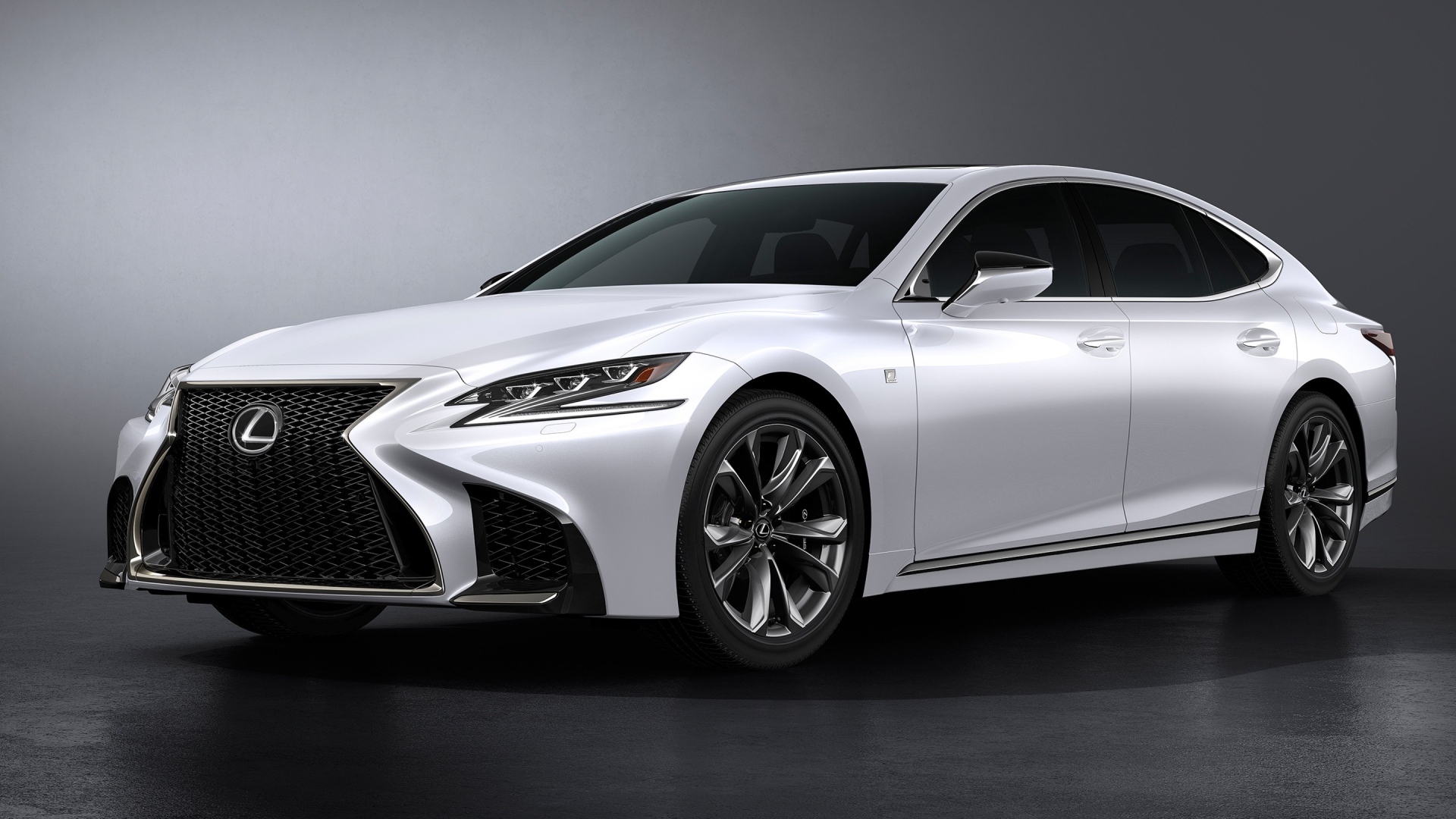 Стильный серебристый автомобиль Lexus LS 500 F Sport, 2018 