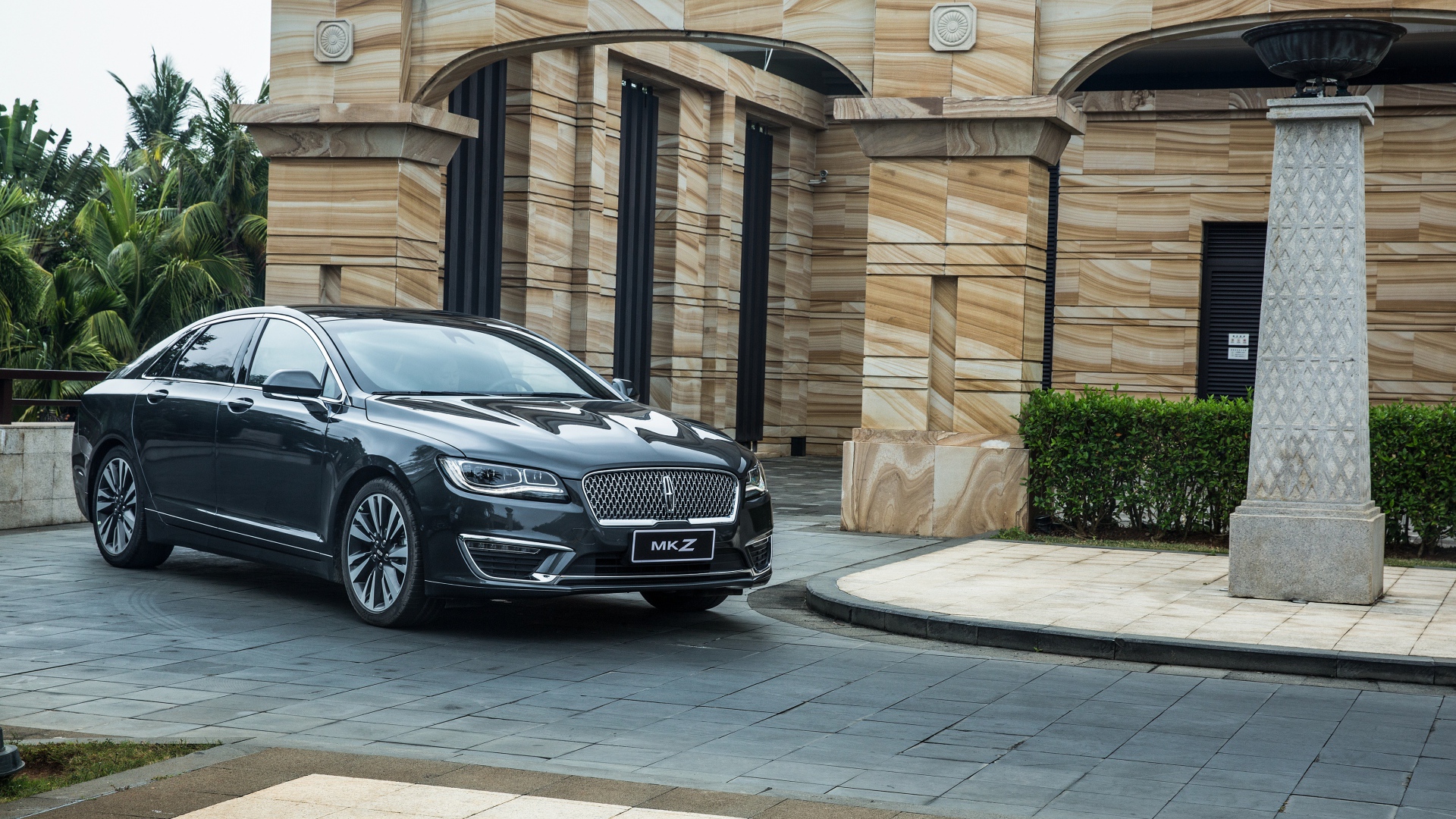 Черный автомобиль Lincoln MKZ Hybrid, 2017 