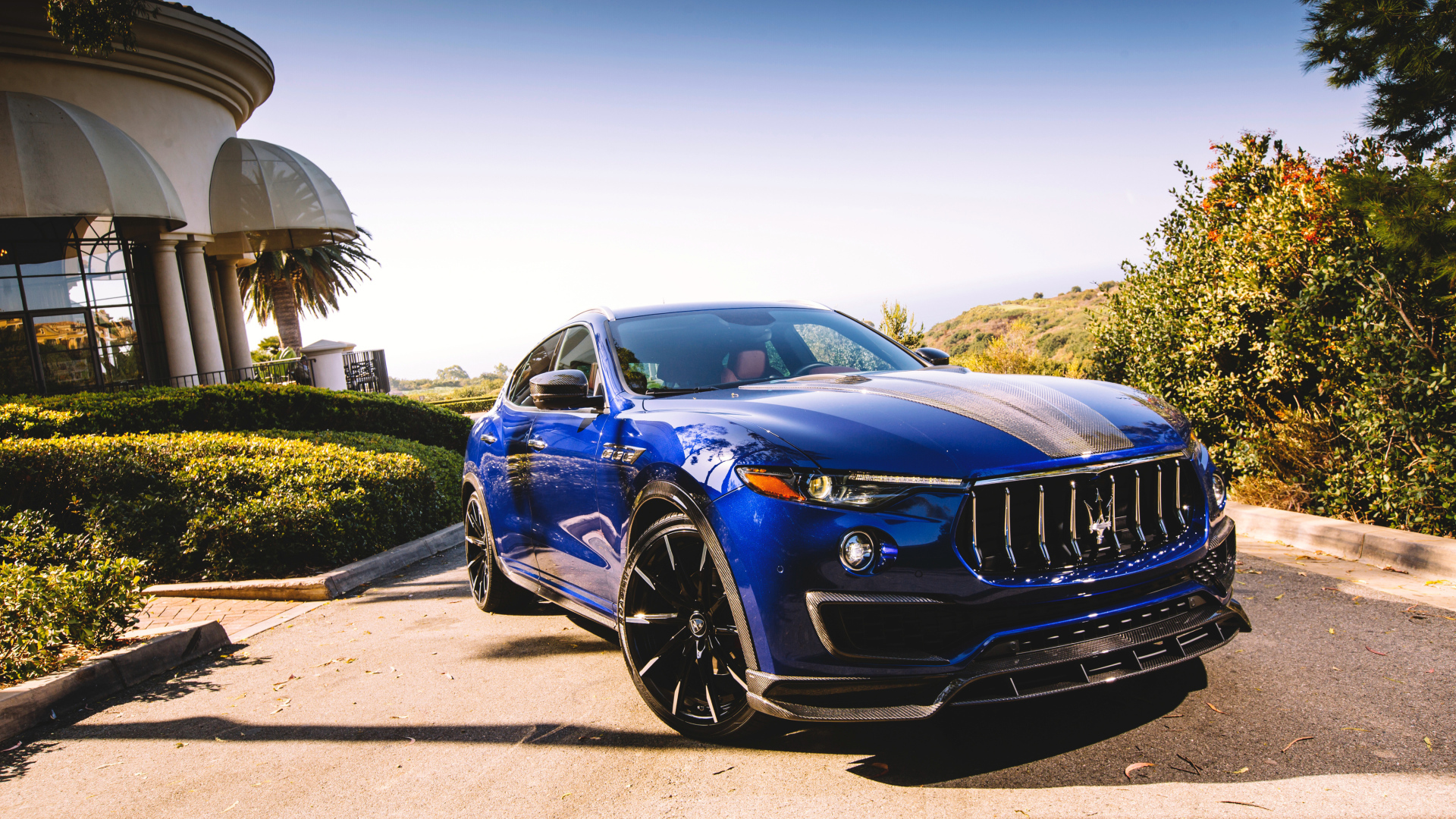 Красивый синий автомобиль Maserati Levante Shtorm, 2018