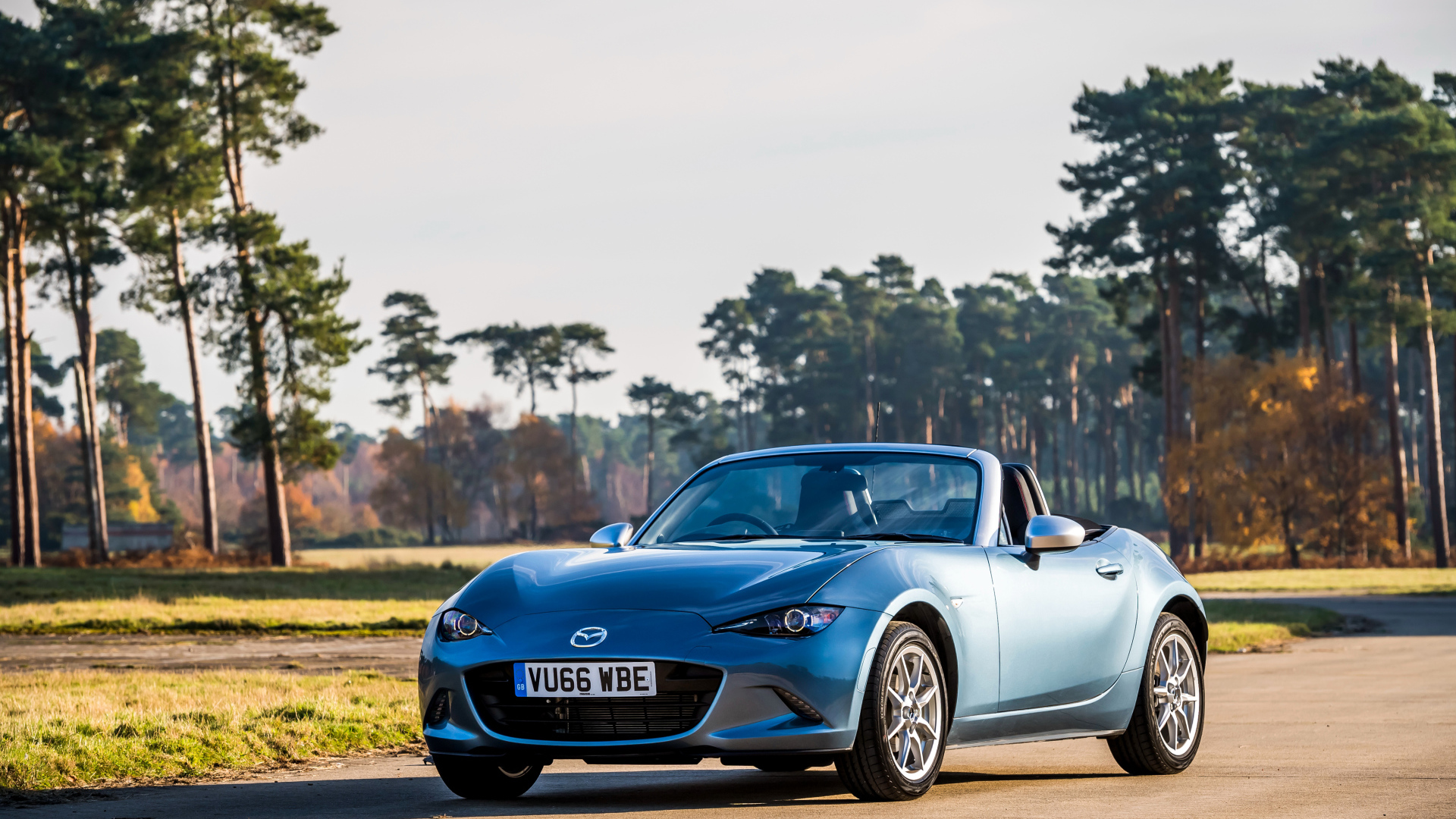 Голубой кабриолет Mazda MX-5 Arctic, 2017 