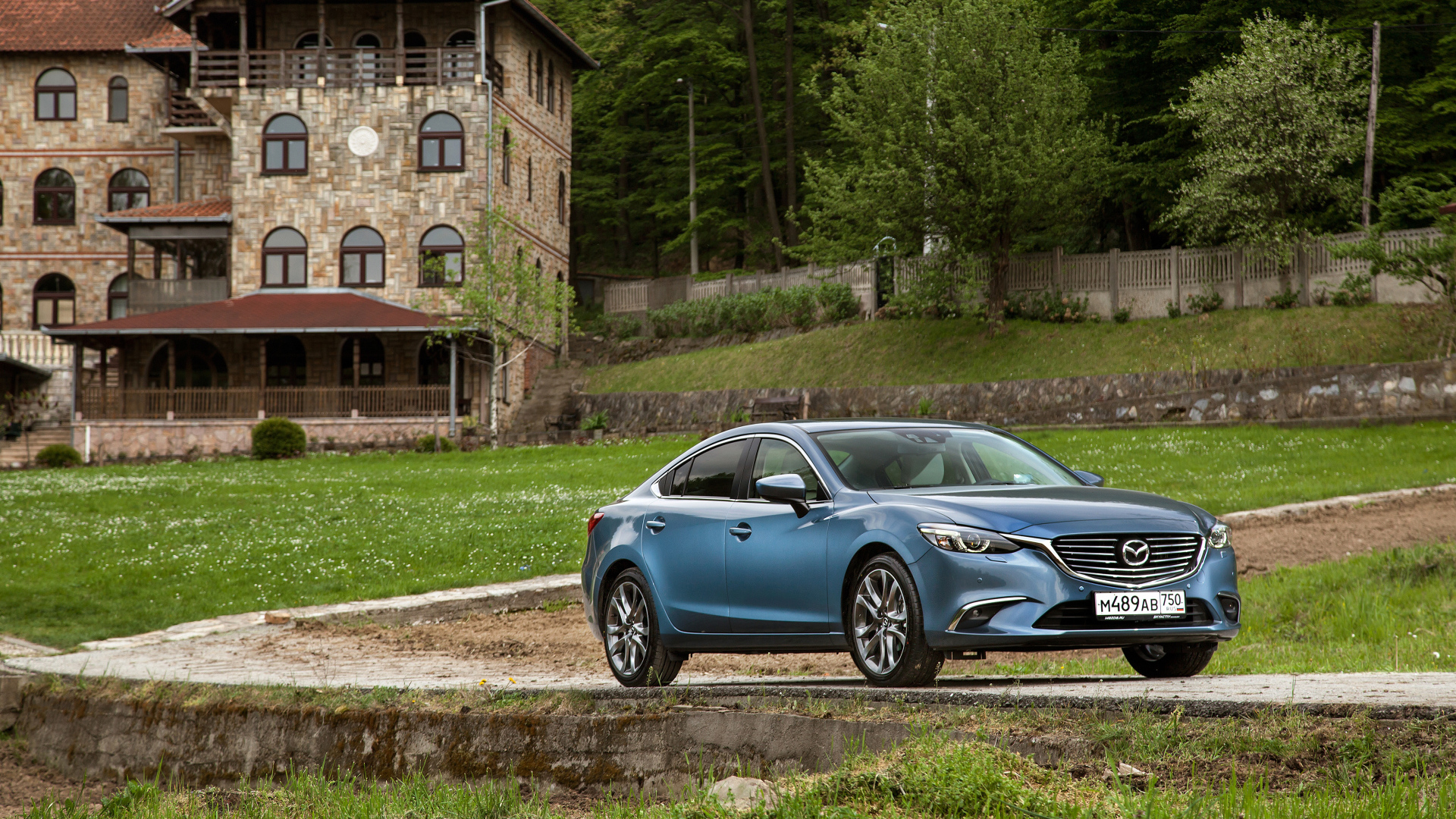 Автомобиль Mazda 6, цвета голубой металлик 