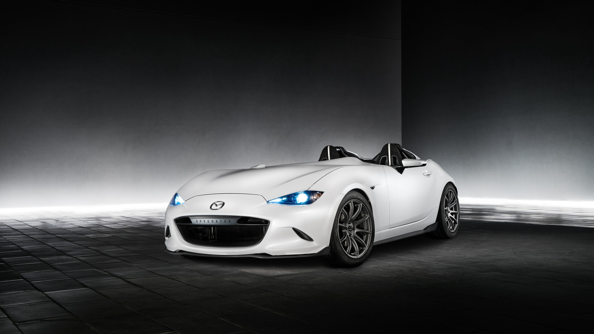 Стильный белый автомобиль Mazda MX-5 Speedster Evolution