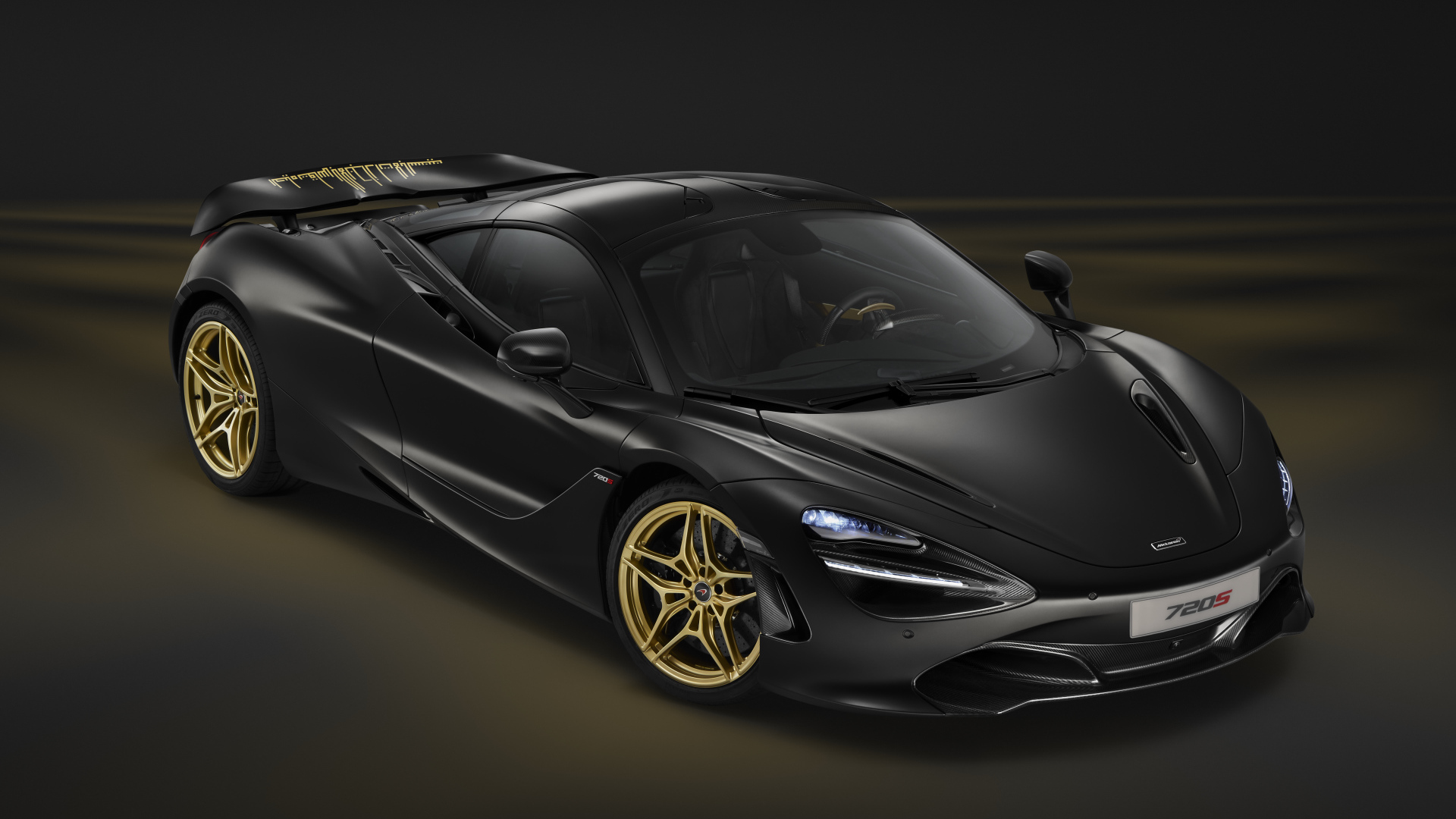 Черный спортивный автомобиль McLaren MSO 720S Coupe