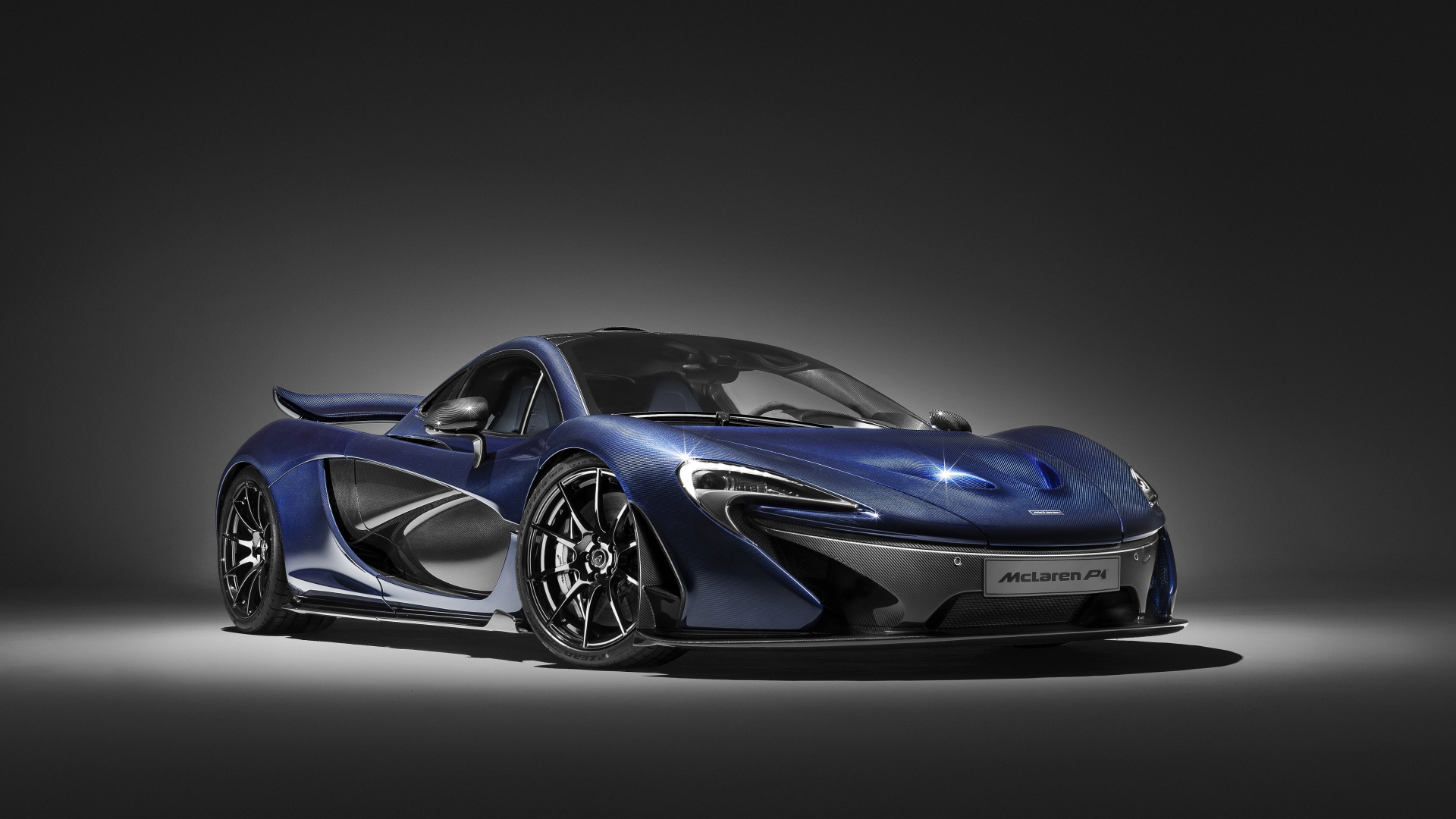 Синий спортивный автомобиль McLaren P1