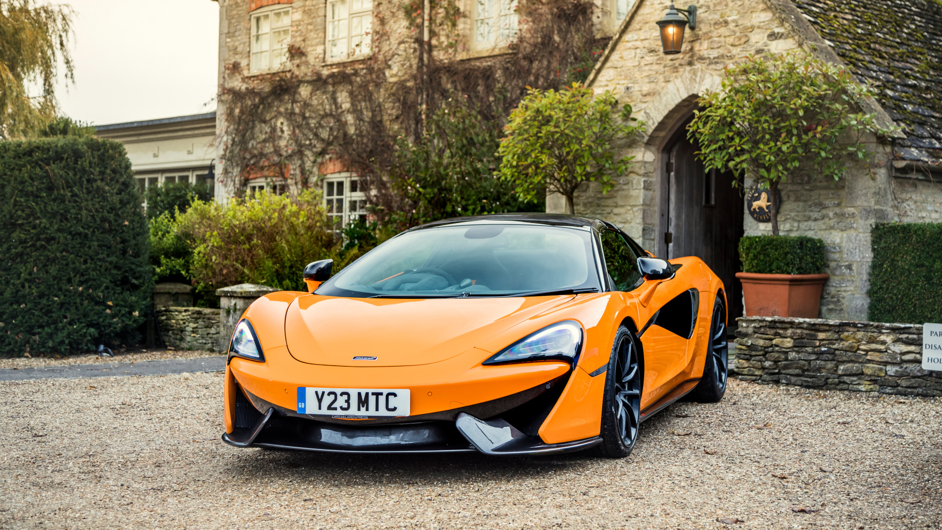 Оранжевый стильный спорткар McLaren 720S, 2017