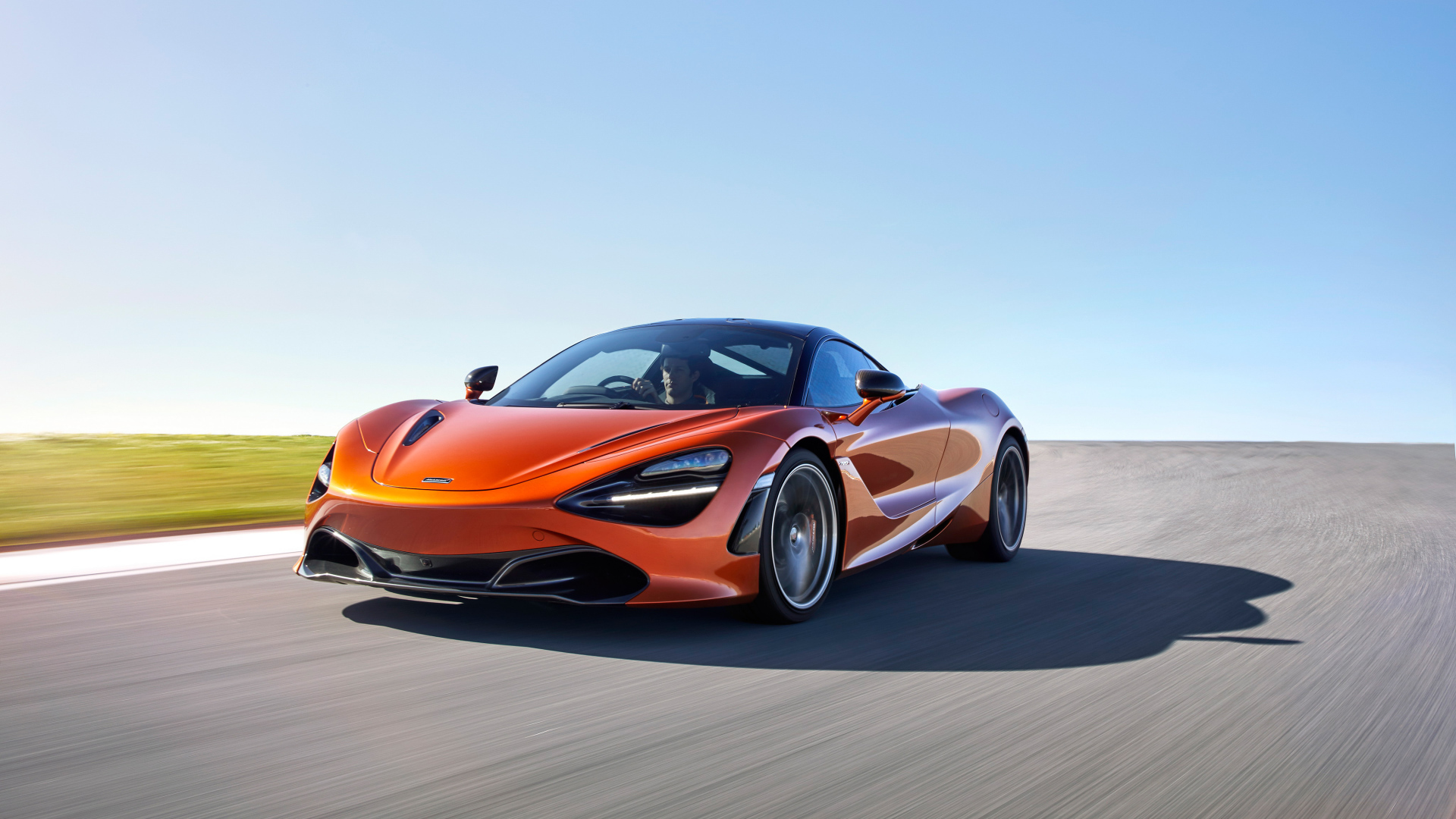 Красный спорткар McLaren 720S Coupe на трассе 