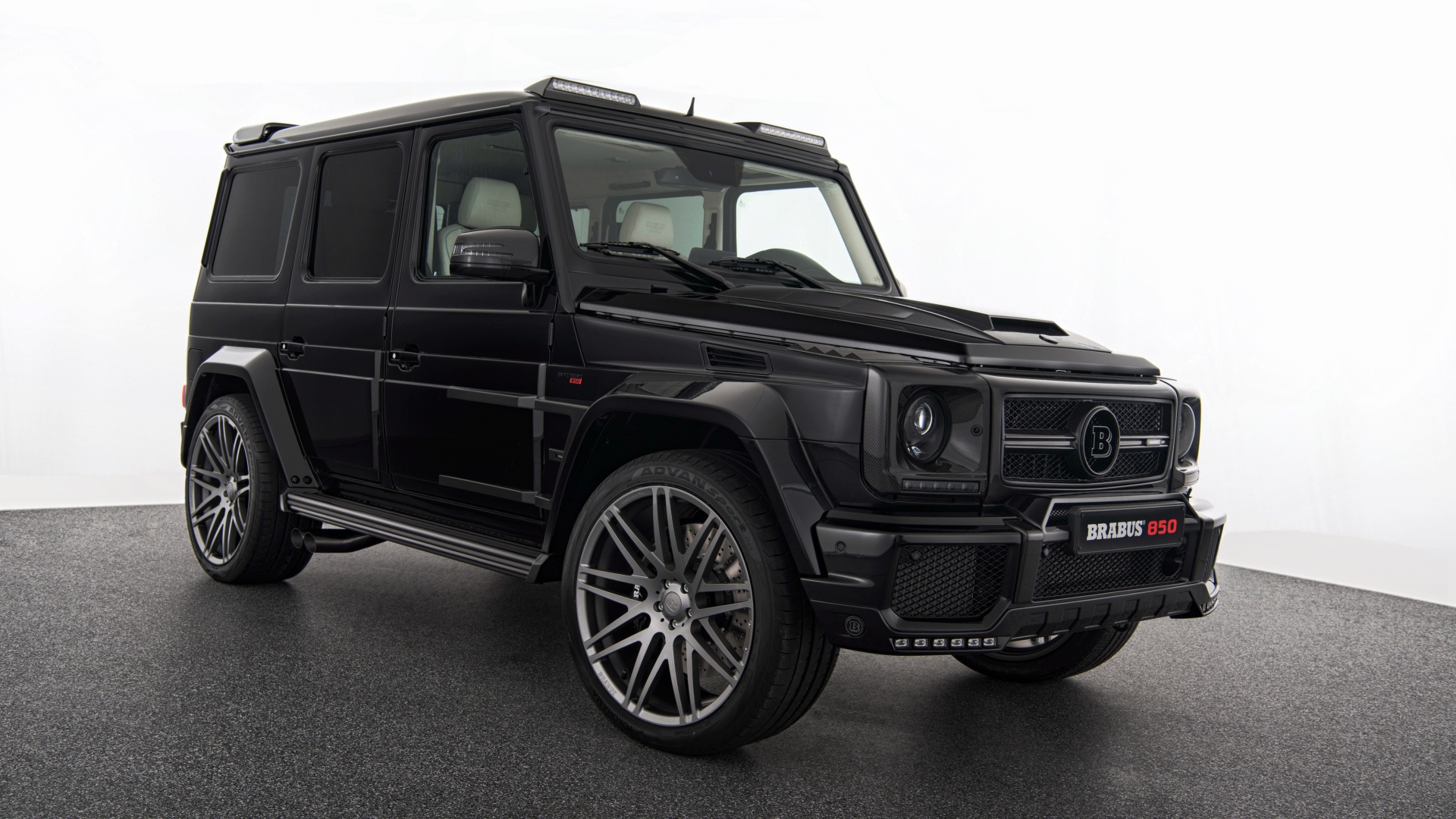 Черный автомобиль Mercedes-Benz G-класс W463 на белом фоне