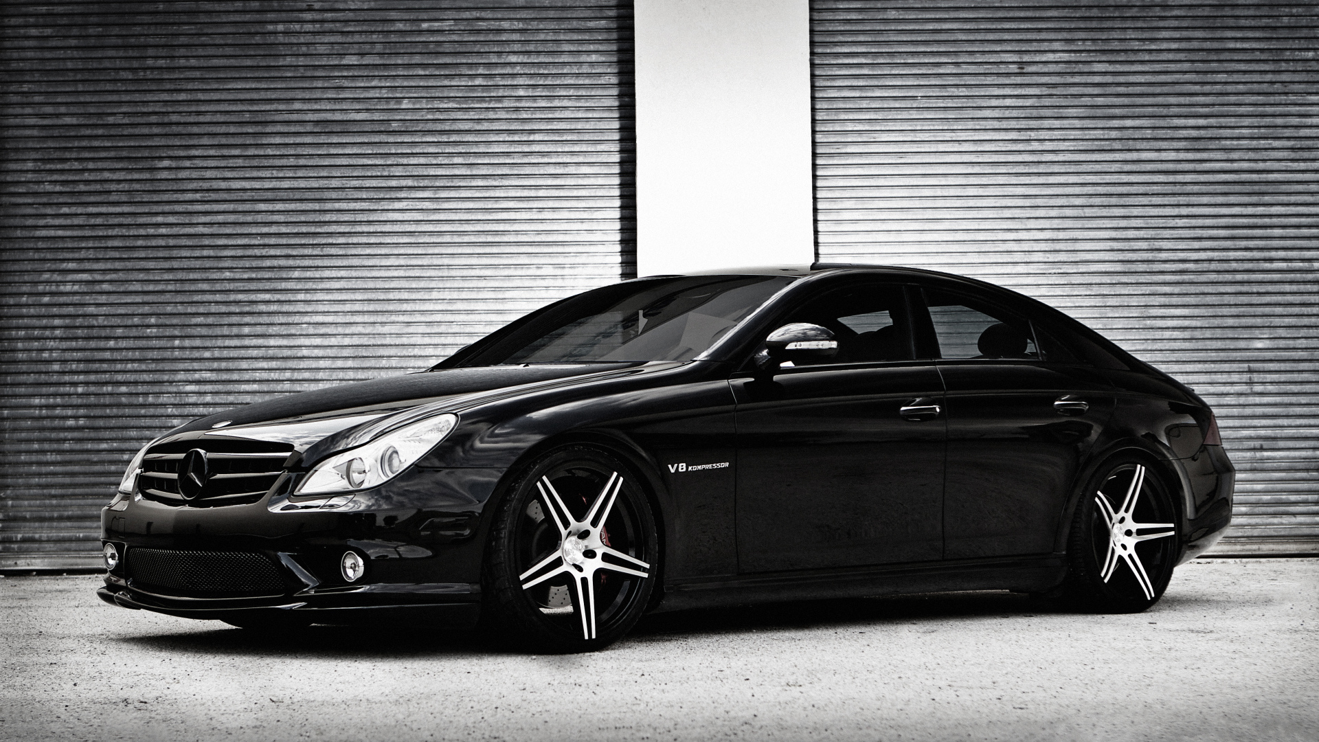 Черный стильный автомобиль Mercedes-Benz CLS-Class