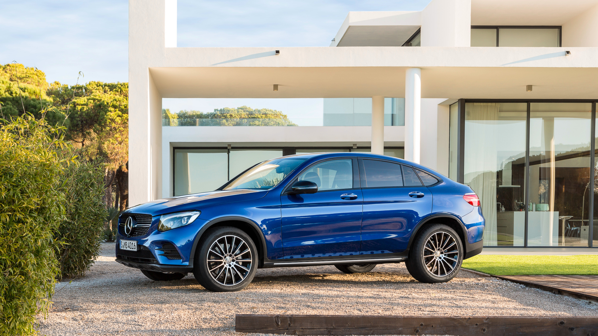 Синий автомобиль Mercedes-Benz GLC-Class 