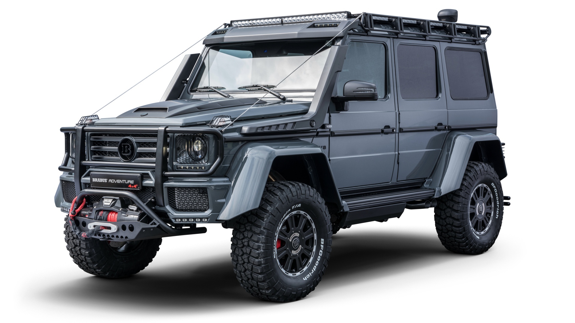 Немецкий автомобиль Mercedes-Benz Brabus 550 Adventure на белом фоне