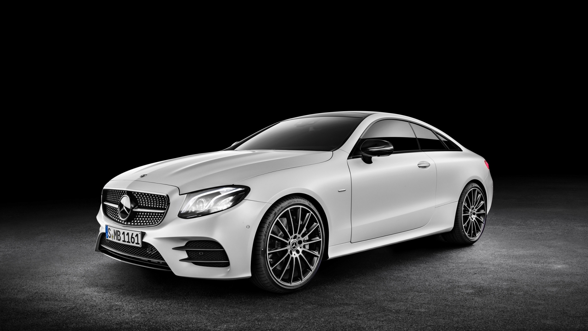 Серый автомобиль  Mercedes-Benz E-Class Coupe 2017