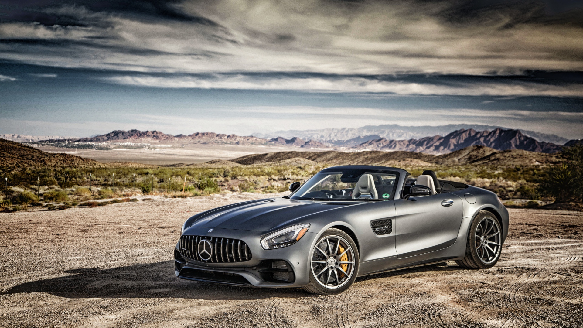 Серебристый автомобиль Mercedes-AMG GT на фоне неба