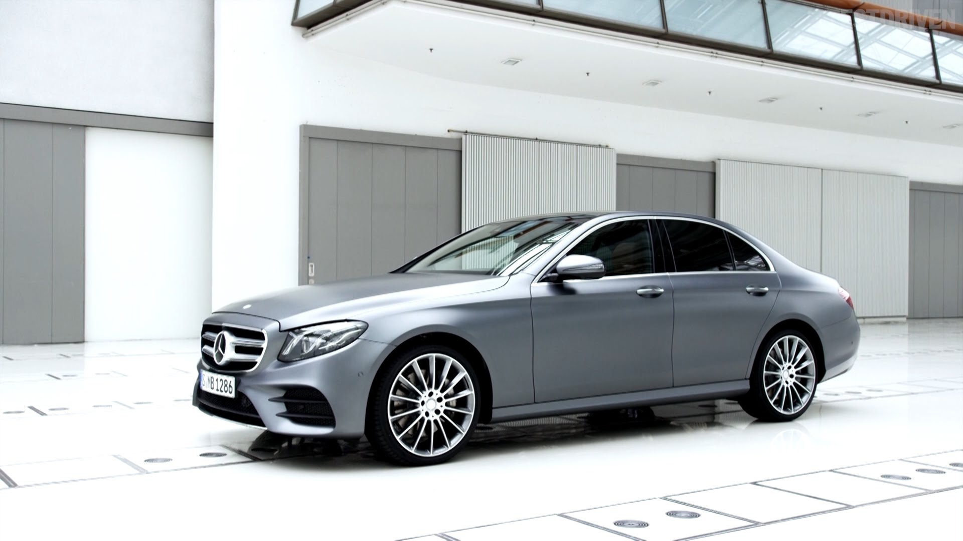 Серебристый Mercedes-Benz E-Class 2017 года 