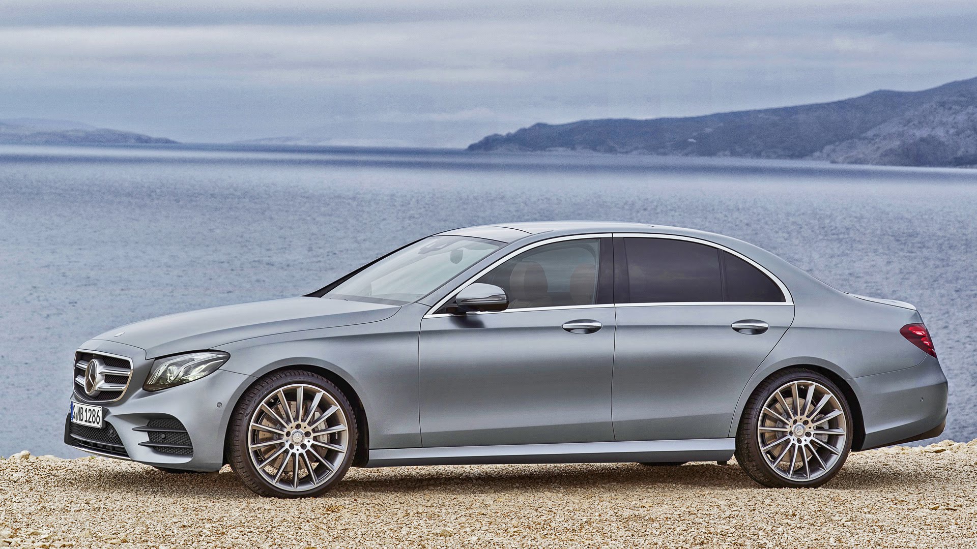 Серебристый Mercedes E-Class AMG Line 2017 года 